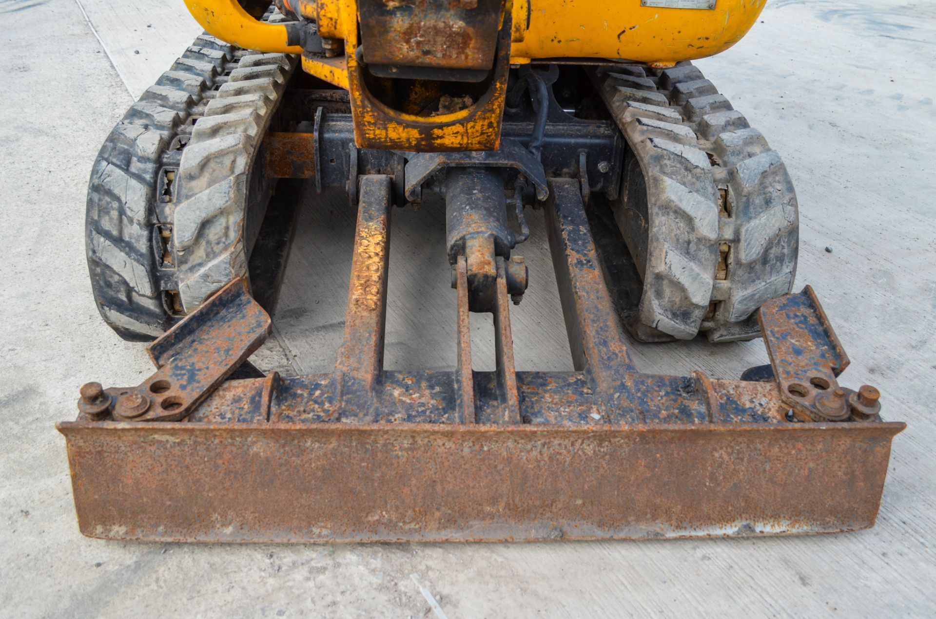 JCB 8018 1.8 tonne rubber tracked mini excavator Year: 2015 S/N: 2335061 Recorded hours: 710 - Image 13 of 19