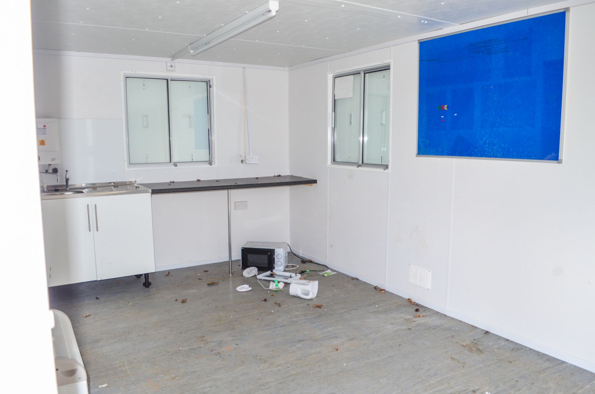 32ft x 10ft anti vandal steel office/canteen unit c/w double door and keys A587597 - Image 7 of 7