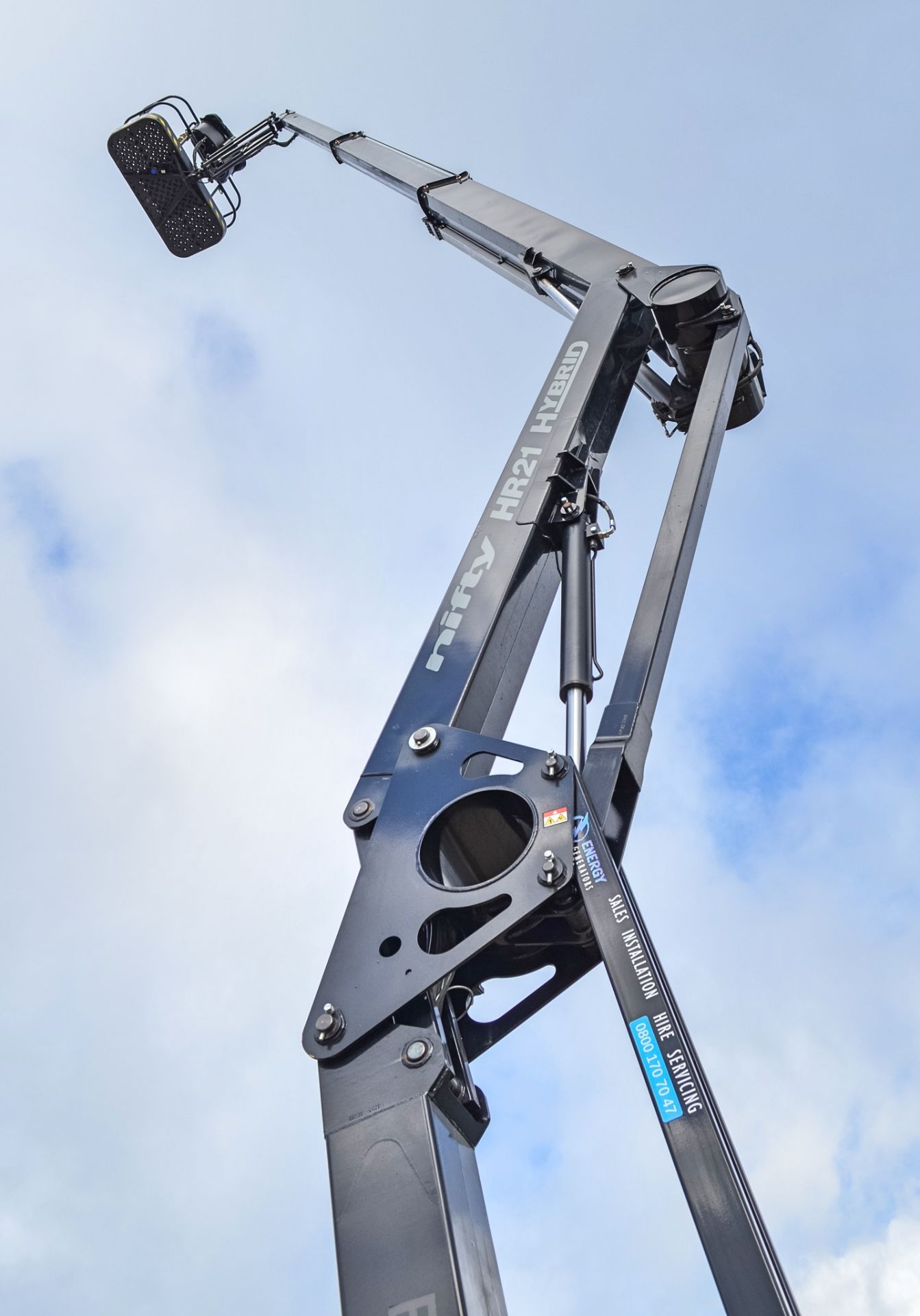 Nifty HR21 Hybrid diesel/battery electric 4x4 rough terrain articulated boom lift access platform - Image 10 of 24