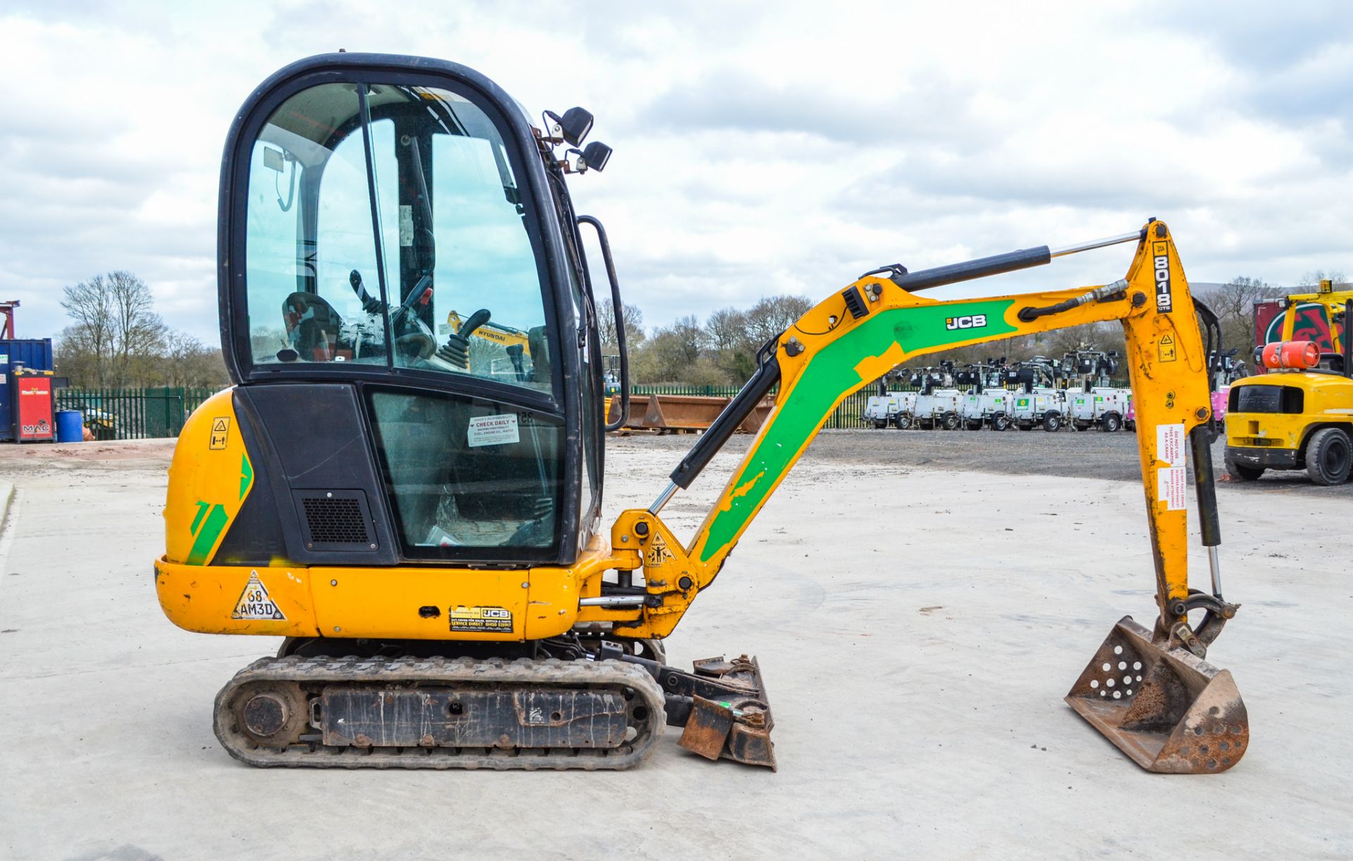 JCB 8018 1.8 tonne rubber tracked mini excavator Year: 2015 S/N: 2335150 Recorded hours: 1701 Blade, - Image 7 of 19