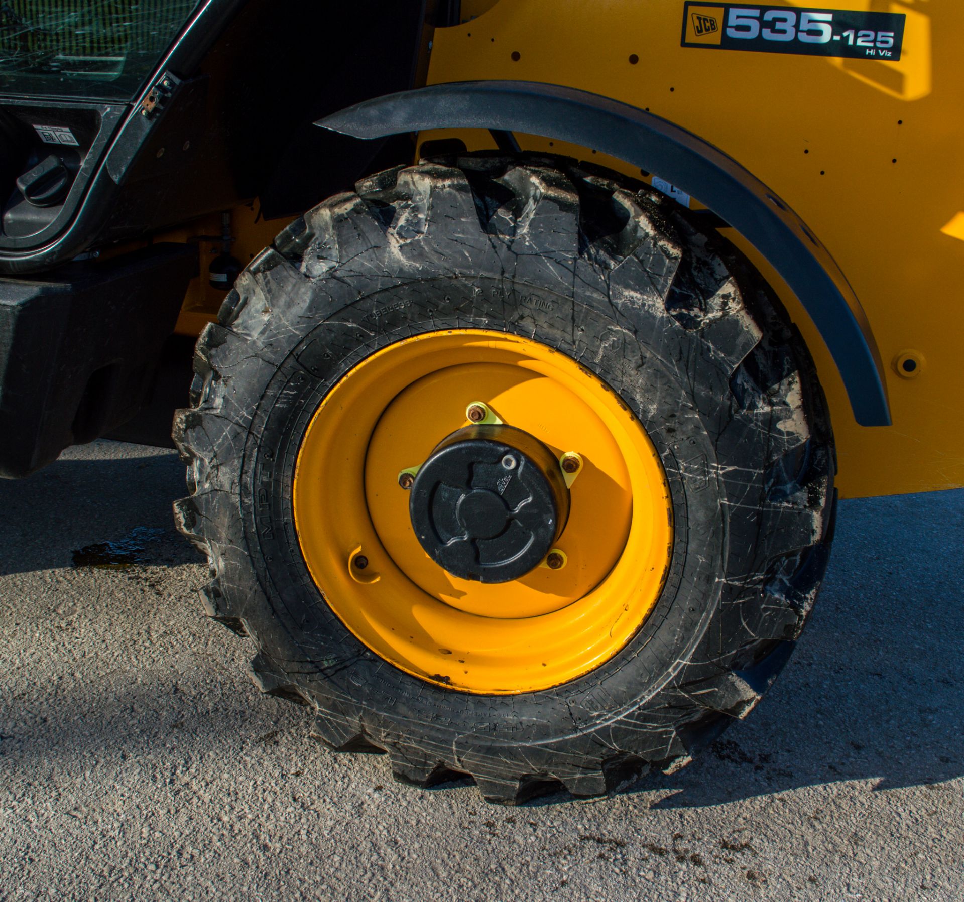 JCB 535-125 Hi-Viz 12.5 metre telescopic handler Year: 2018 S/N: 29594 Recorded Hours: 4471 MT68XKU - Image 10 of 22