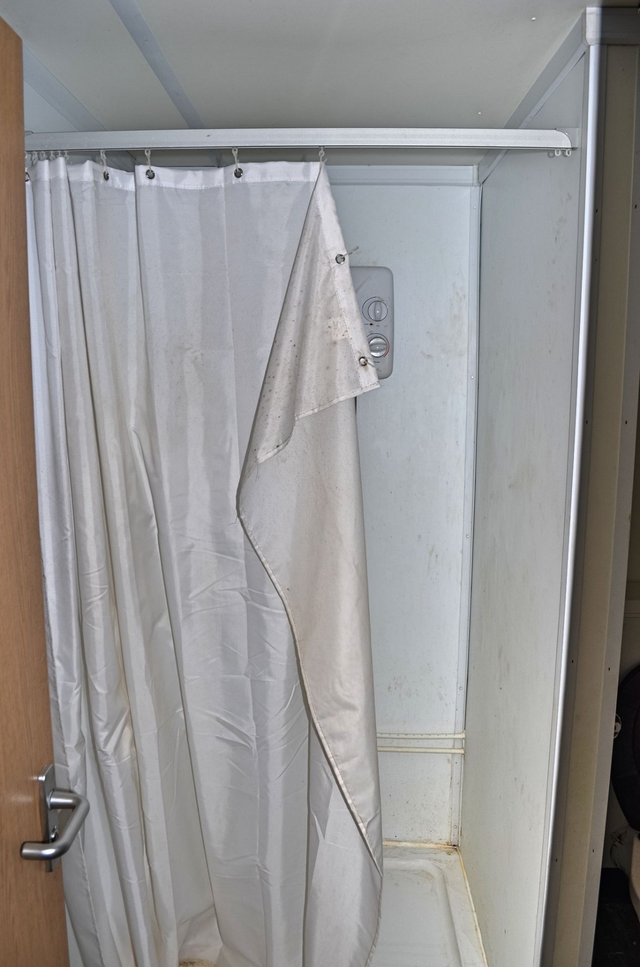 32ft x 10ft anti-vandal steel jack leg 2 bedroom accomodation unit comprising kitchen, wc/shower and - Image 8 of 12