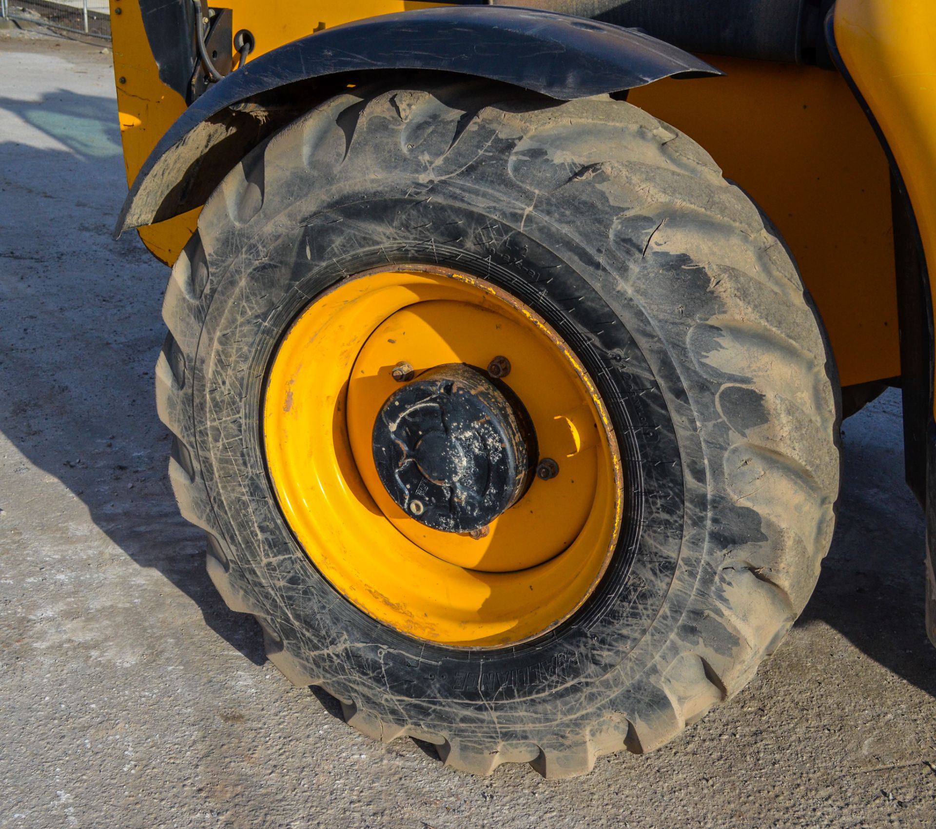 JCB 535-125 Hi-Viz 12.5 metre telescopic handler Year: 2012 S/N: 2144607 Recorded hours: 4410 1914 - Image 16 of 24