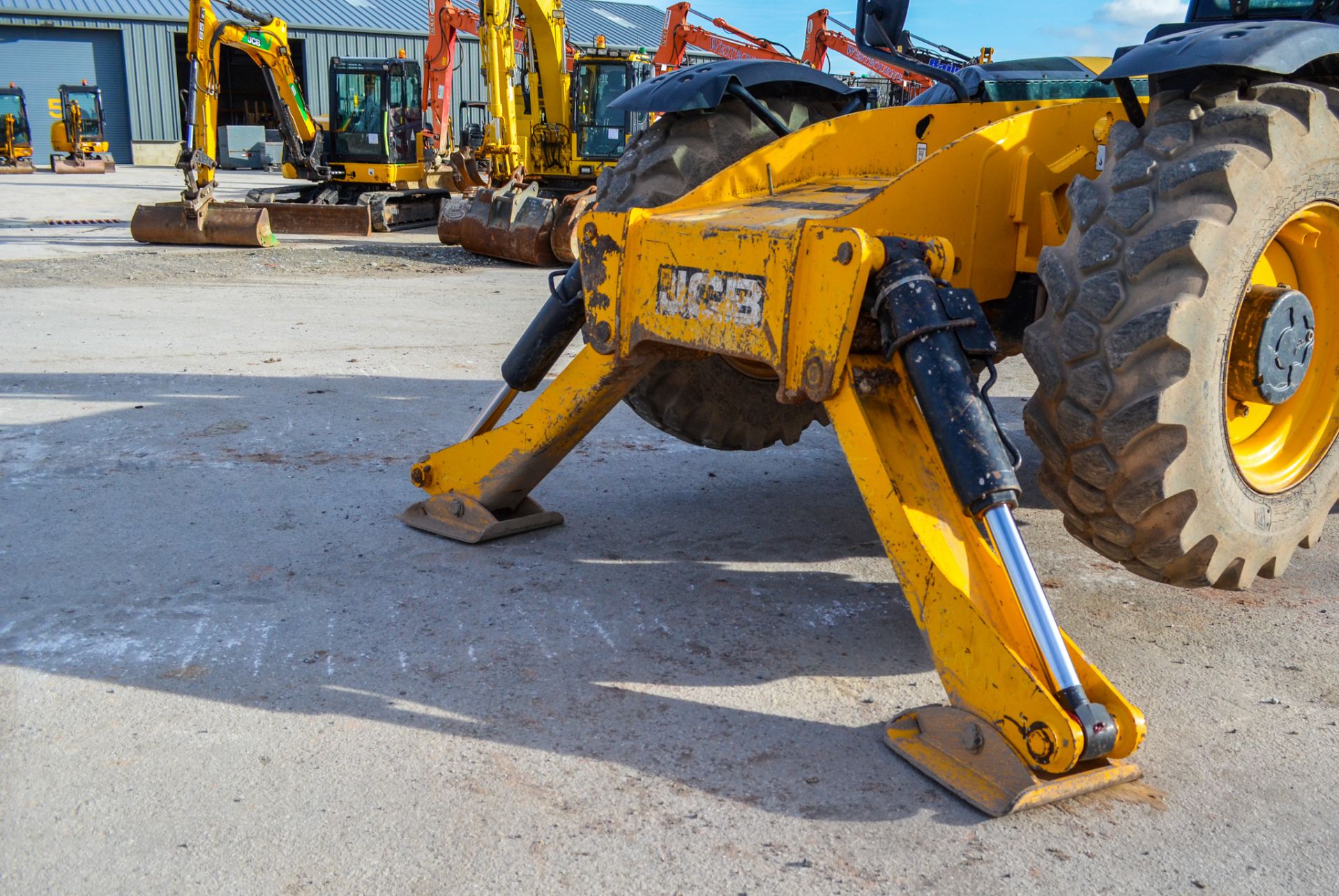 JCB 535-125 Hi-Viz 12.5 metre telescopic handler Year: 2014 S/N: 343679 Recorded hours: 5276 c/w - Image 14 of 24