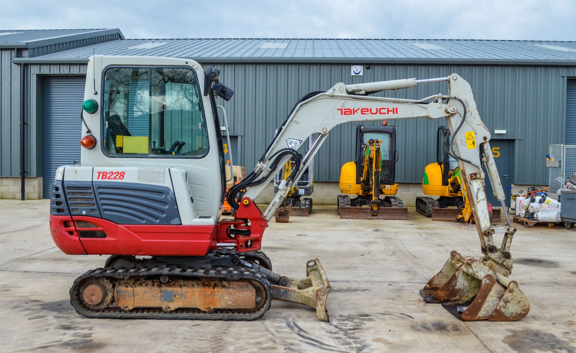 Takeuchi TB 228 2.8 tonne rubber tracked mini excavator  Year: 2015  S/N: 122804266 Recorded Hours: - Image 7 of 17