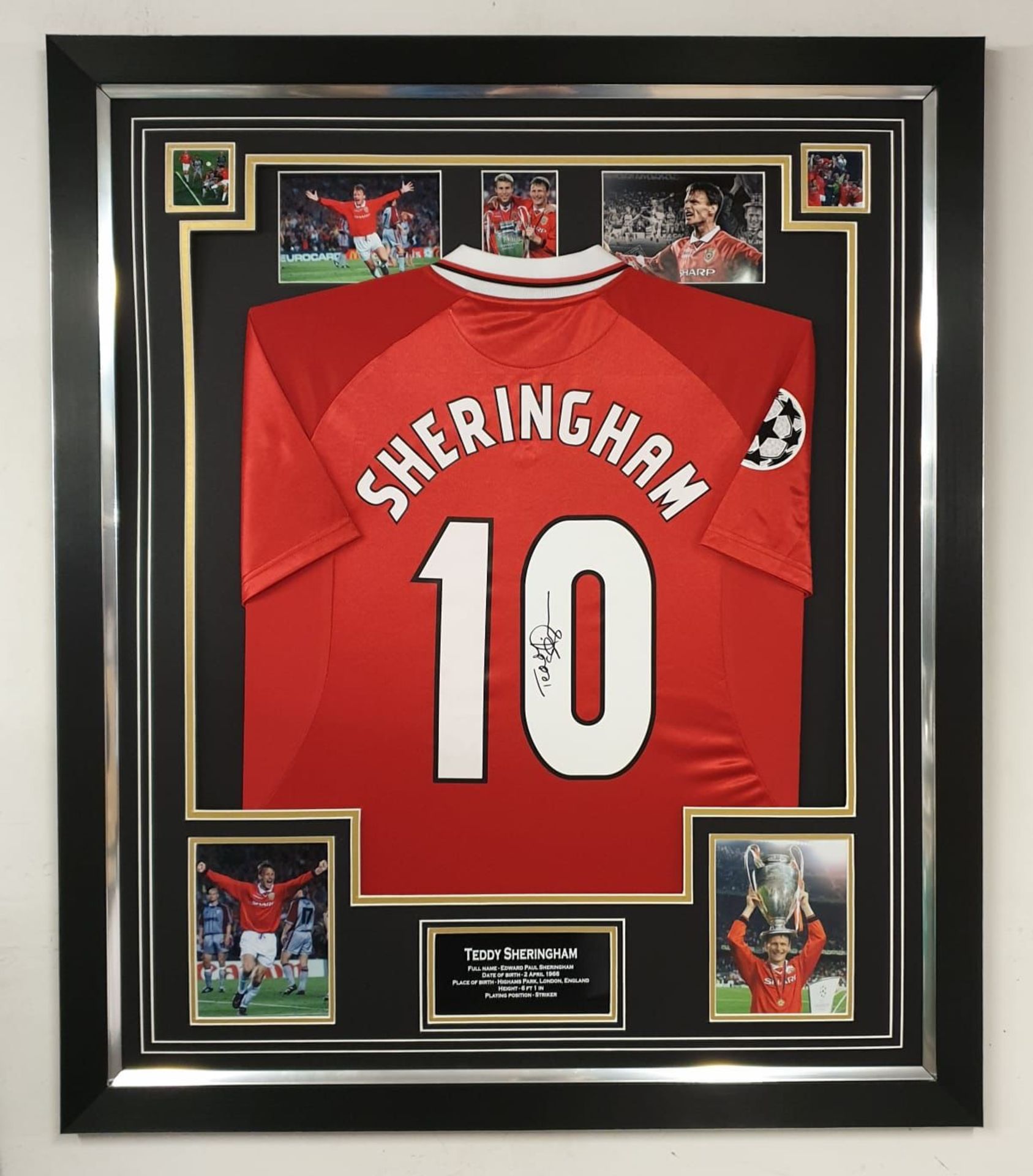 Teddy Sheringham signed framed Manchester United football shirt  ** A cost of £15 will be added