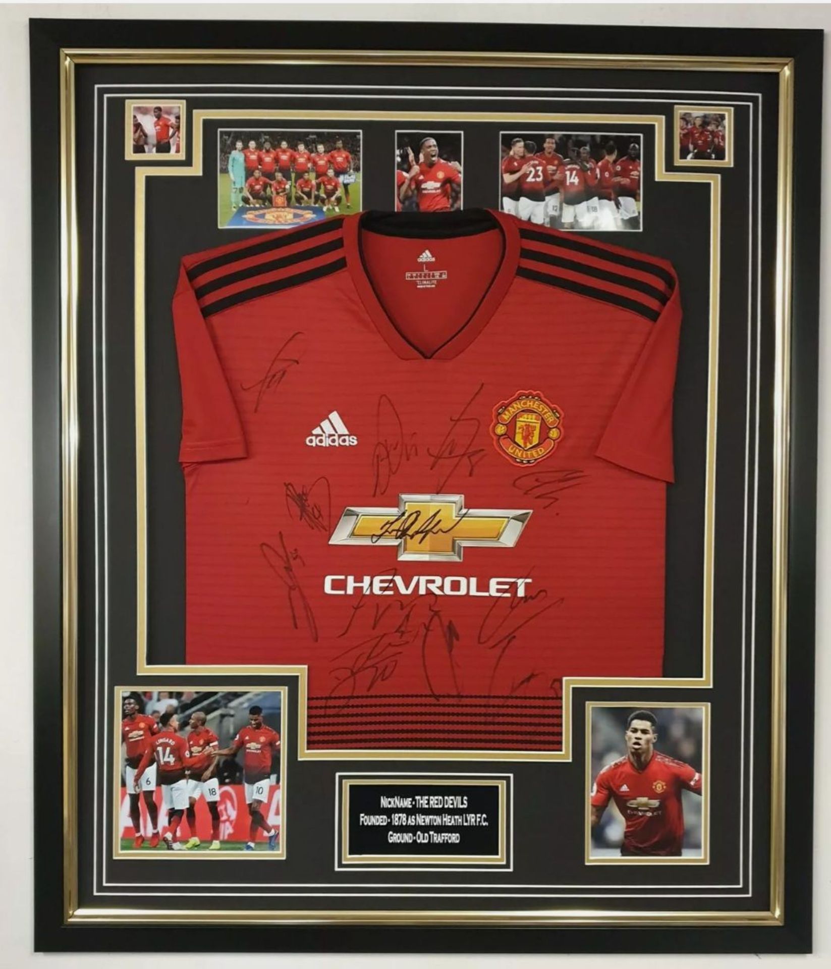 Framed Manchester United football shirt signed by Manchester United players  ** A cost of £15 will