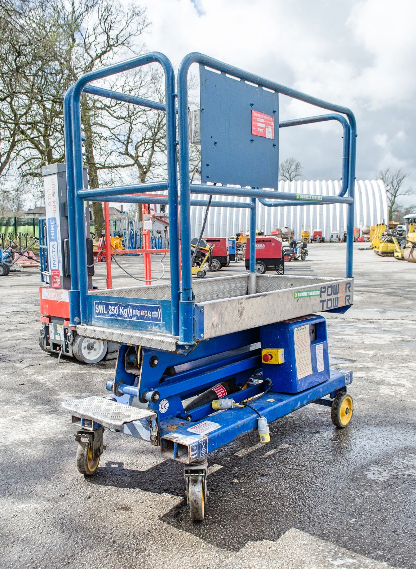 Power Tower battery electric push around access platform Year: 2015 S/N: 25780915A A667200 - Image 3 of 6