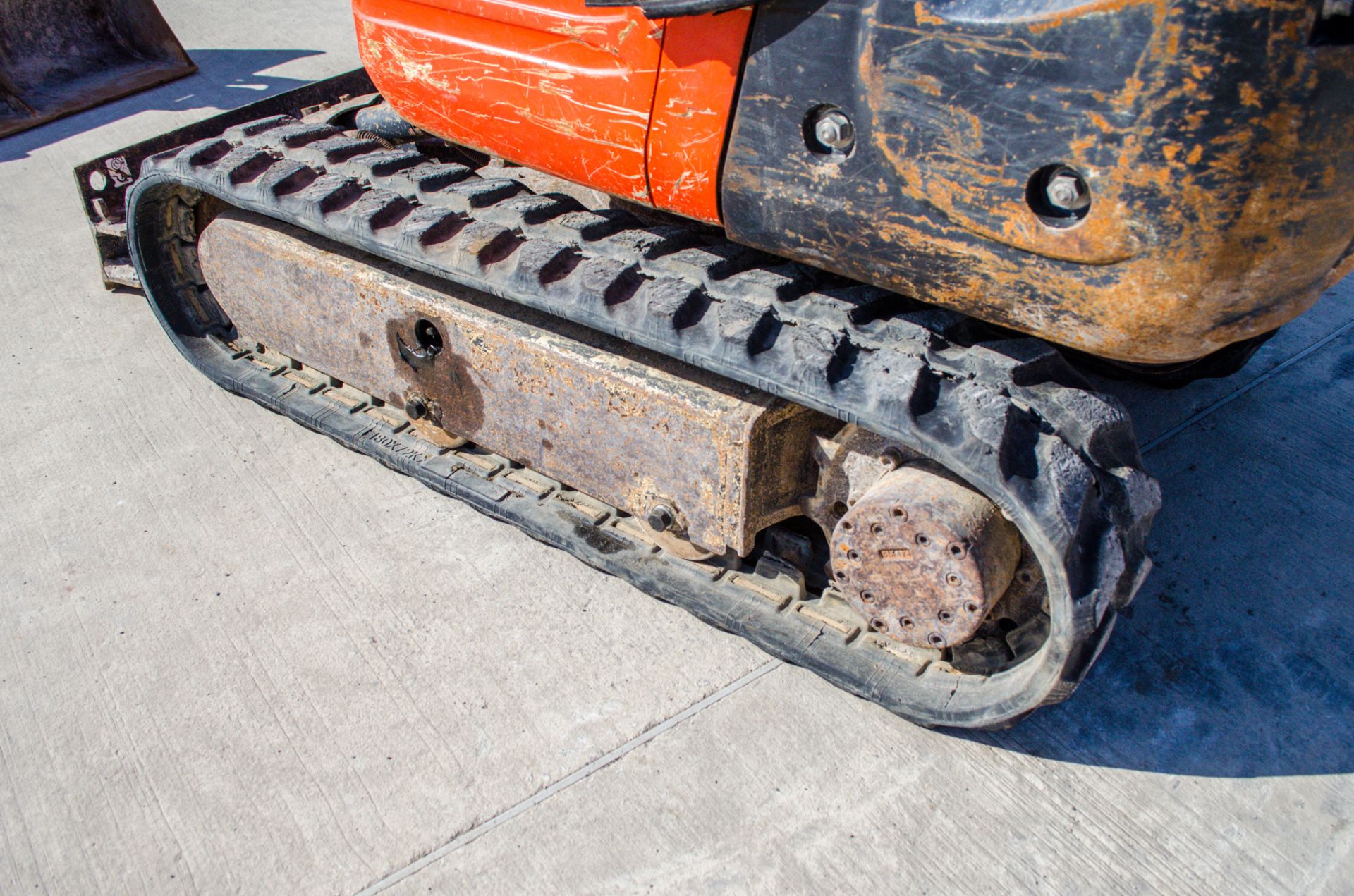 Kubota K008-3 0.8 tonne rubber tracked micro excavator Year: 2016 S/N: 28216 Recorded Hours: 1436 - Image 10 of 18