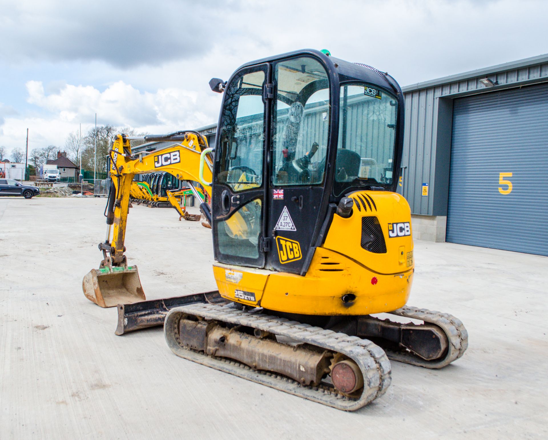 JCB 8025 ZTS 2.5 tonne rubber tracked excavator  Year: 2014 S/N: 226516 Recorded Hours: 3453 - Image 4 of 21