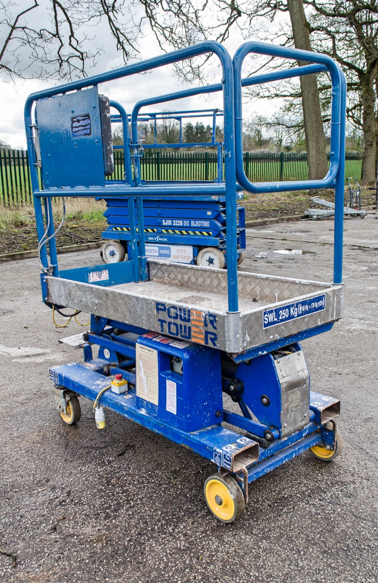 Power Tower battery electric push around access platform Year: 2016 S/N: 25830915A - Image 2 of 6