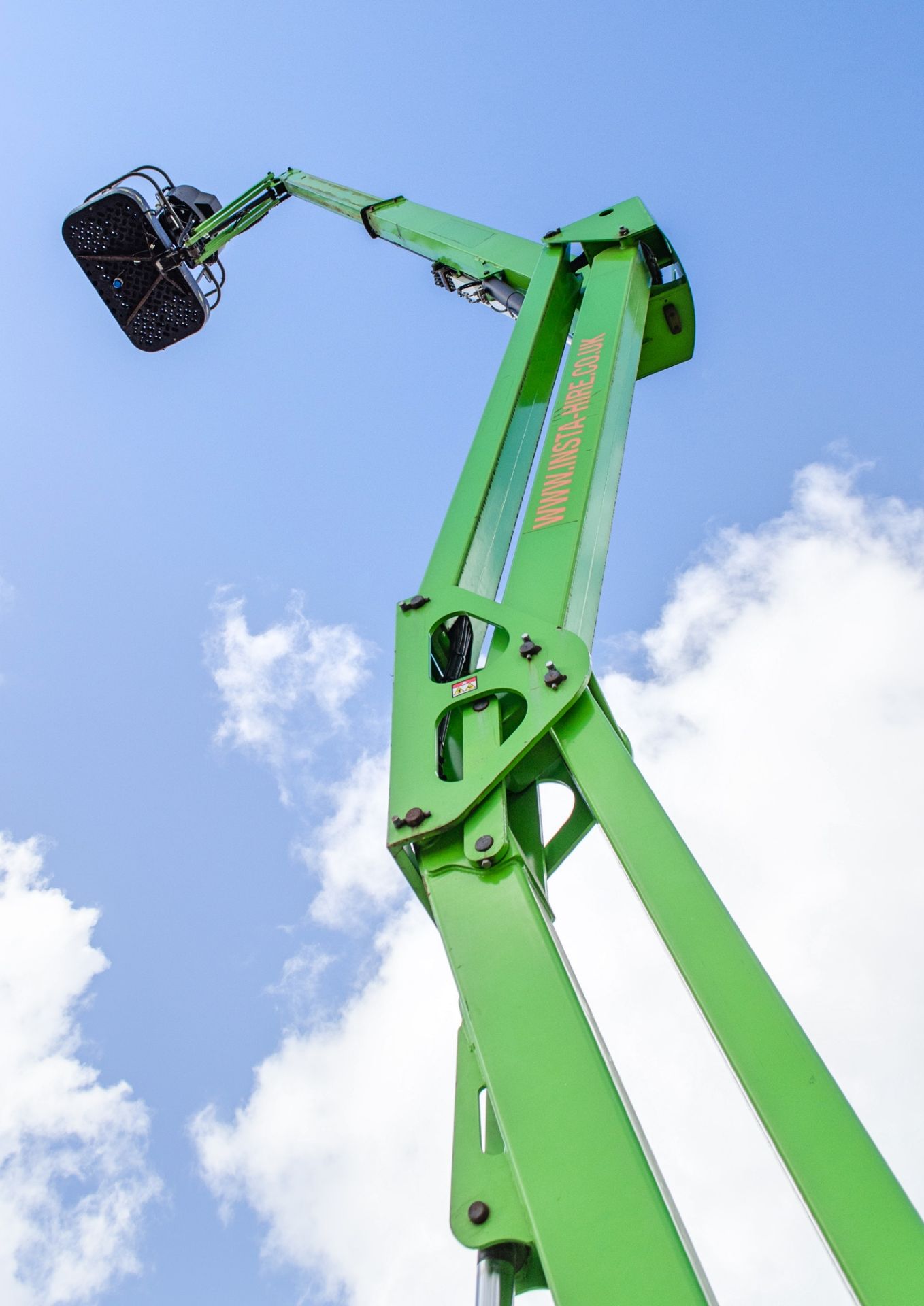 Nifty HR17N Hybrid battery electric/diesel driven articulated boom lift access platform Year: 2015 - Image 10 of 18