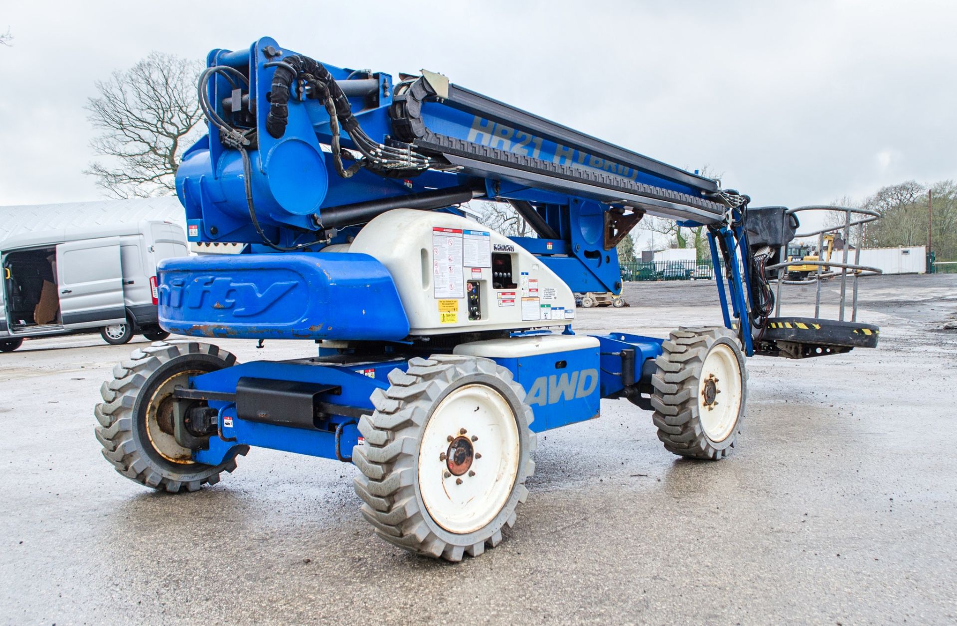 Nifty HR21 Hybrid AWD battery electric/diesel articulated boom lift Year: 2012 S/N: 20881 Recorded - Image 3 of 16