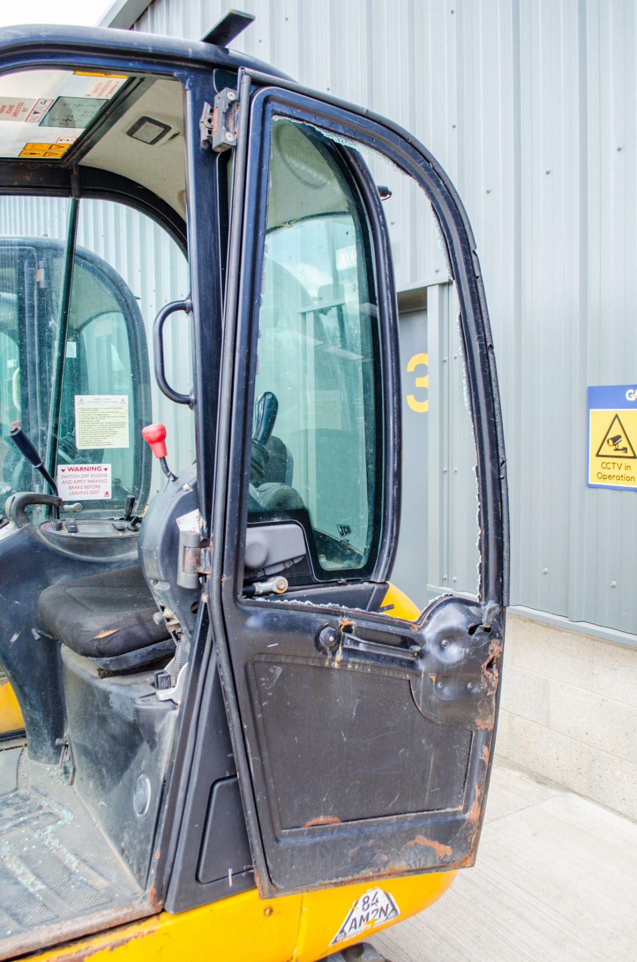 JCB 8018 1.8 tonne rubber tracked mini excavator Year: 2015 S/N: 233560 Recorded Hours: 2597 - Image 16 of 21