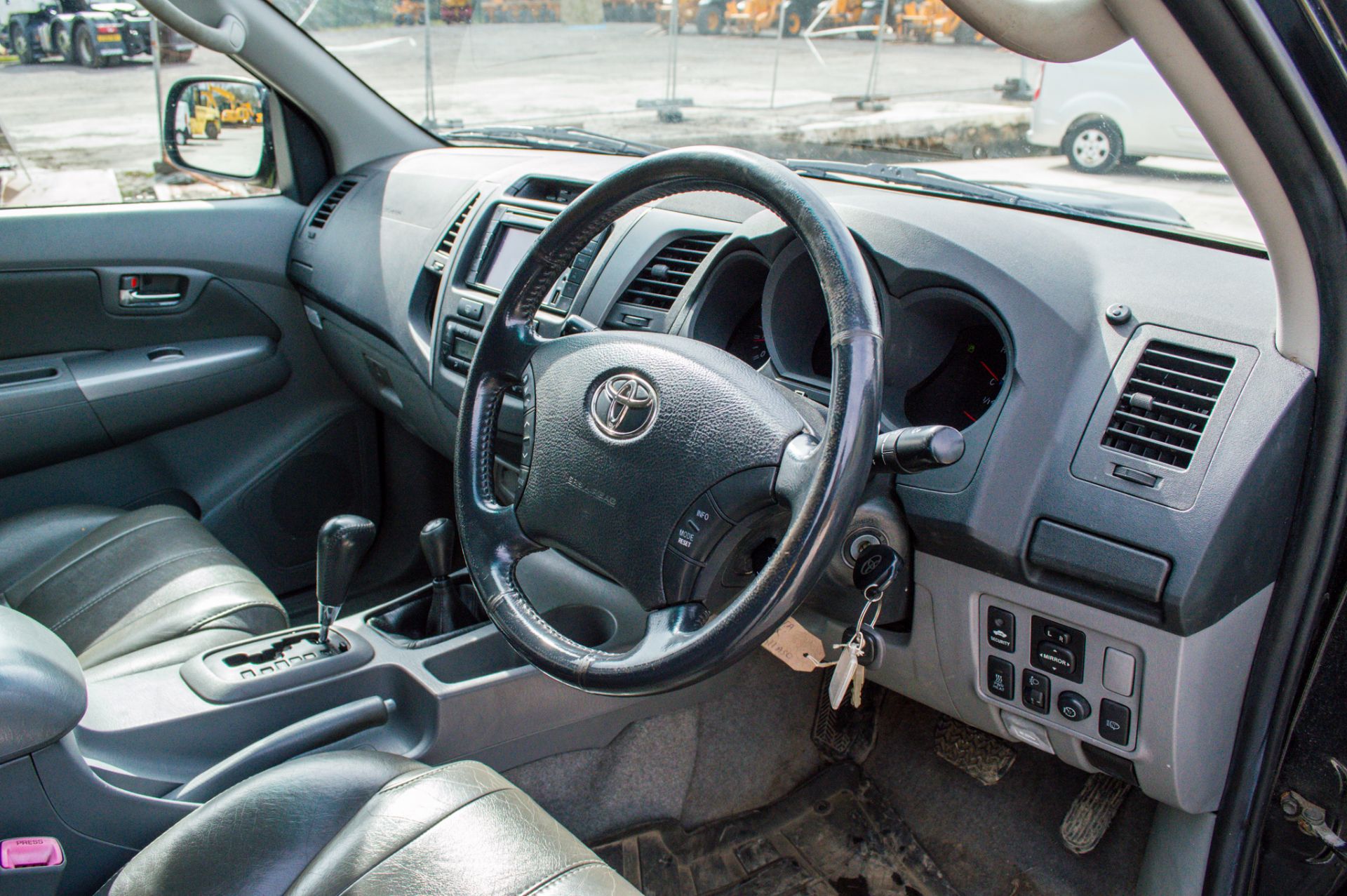Toyota Hilux 3.0 D-4D 171 Invincible 4wd automatic double cab pick up (No VAT) - Image 25 of 30