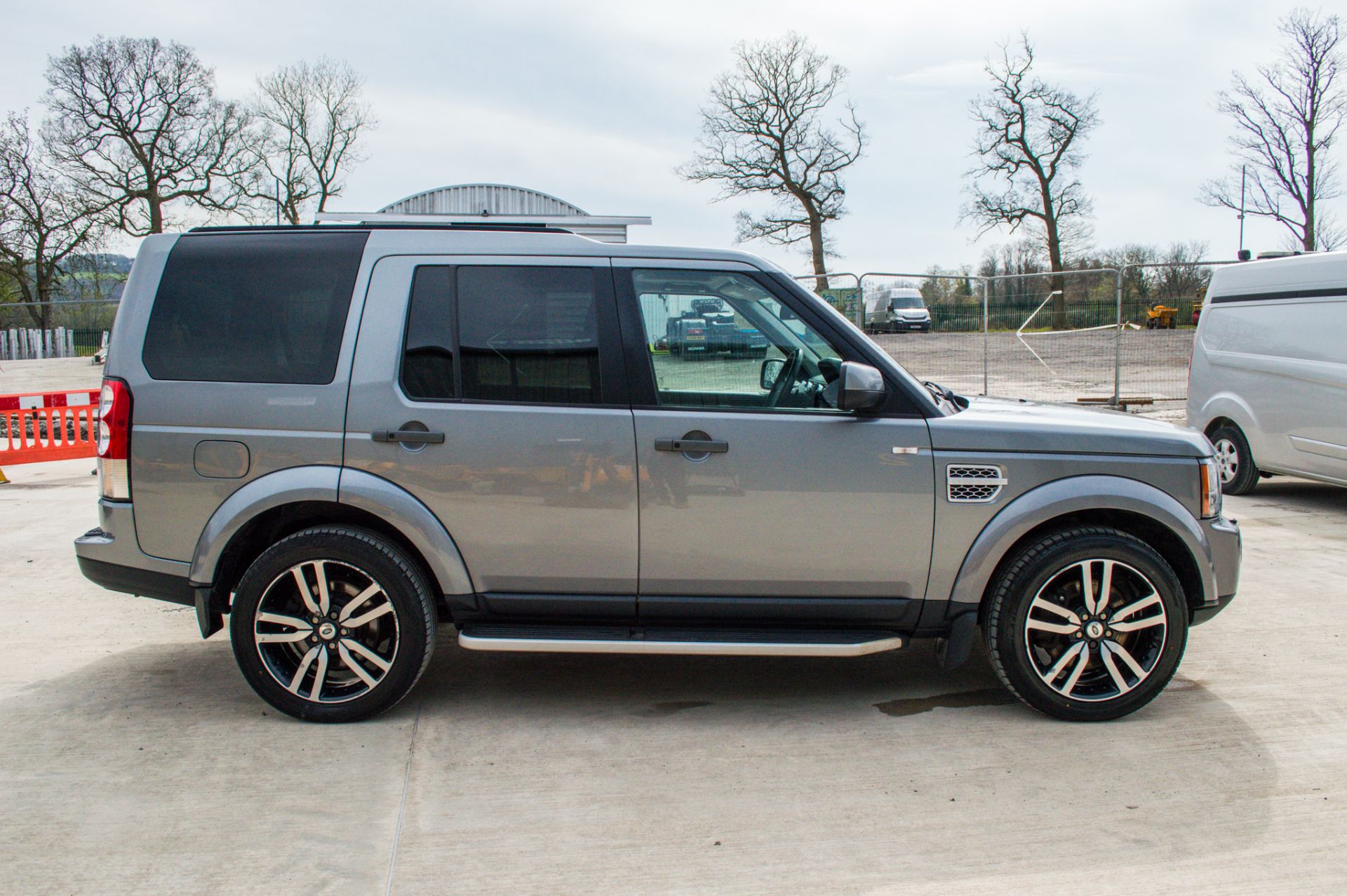 Land Rover Discovery 4 HSE SDV6 3.0 diesel automatic estate car - Image 8 of 32