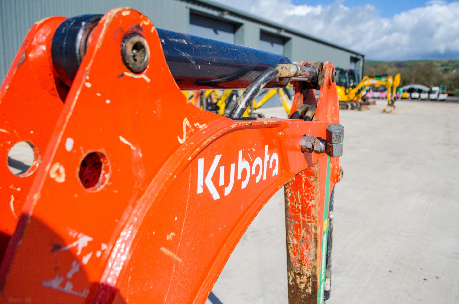 Kubota K008-3 0.8 tonne rubber tracked micro excavator Year: 2016 S/N: 28216 Recorded Hours: 1436 - Image 12 of 18