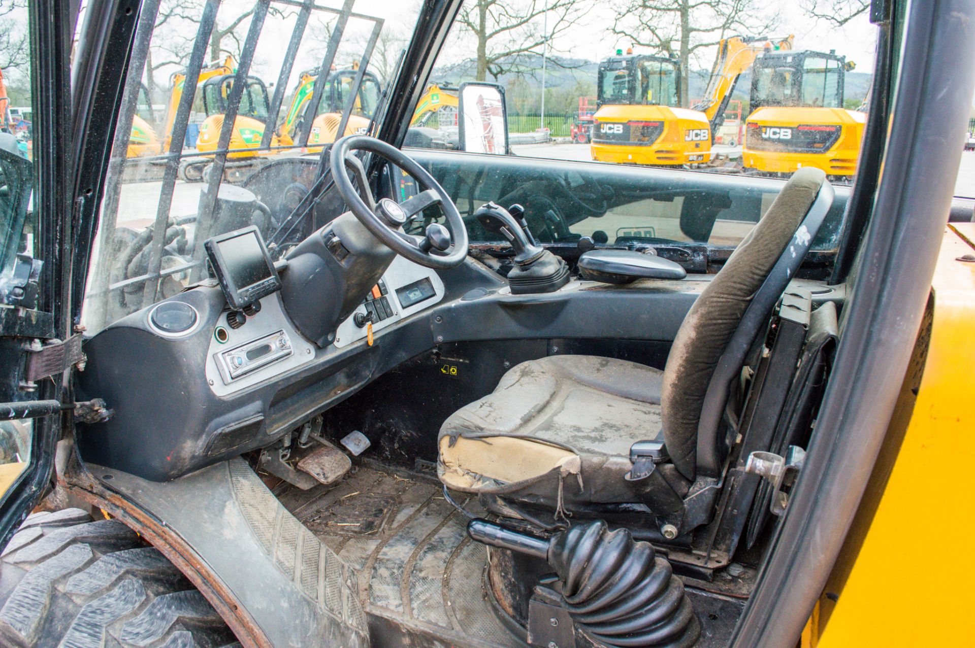 JCB 520-40 4 metre telescopic handler  Year: 2006  S/N: 1013517 Recorded Hours: Clock broken ** - Image 18 of 23