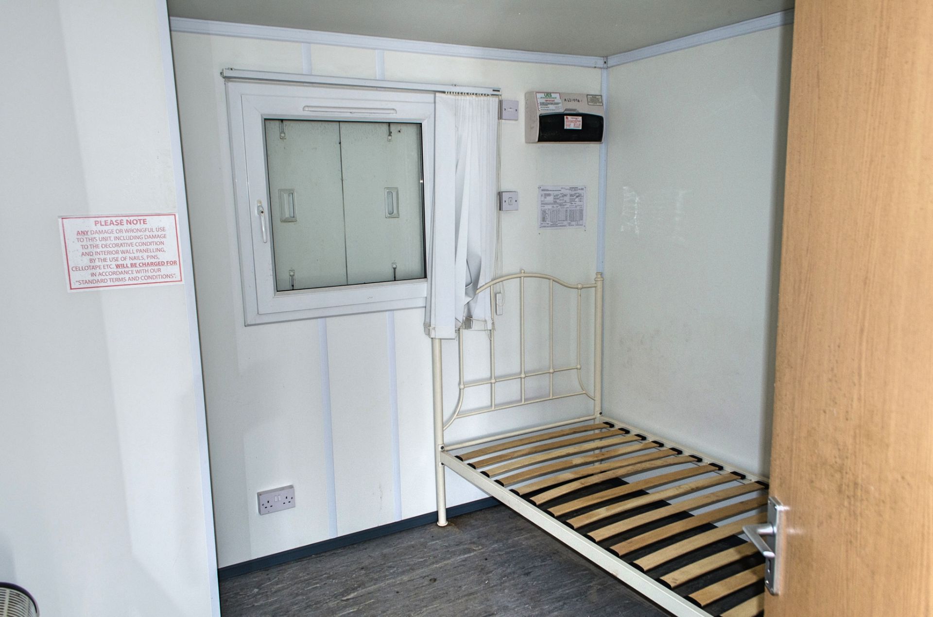 32 ft x 10 ft steel jack leg anti vandal site sleeper unit Comprising of: 2 - bedrooms, kitchen, - Image 7 of 9