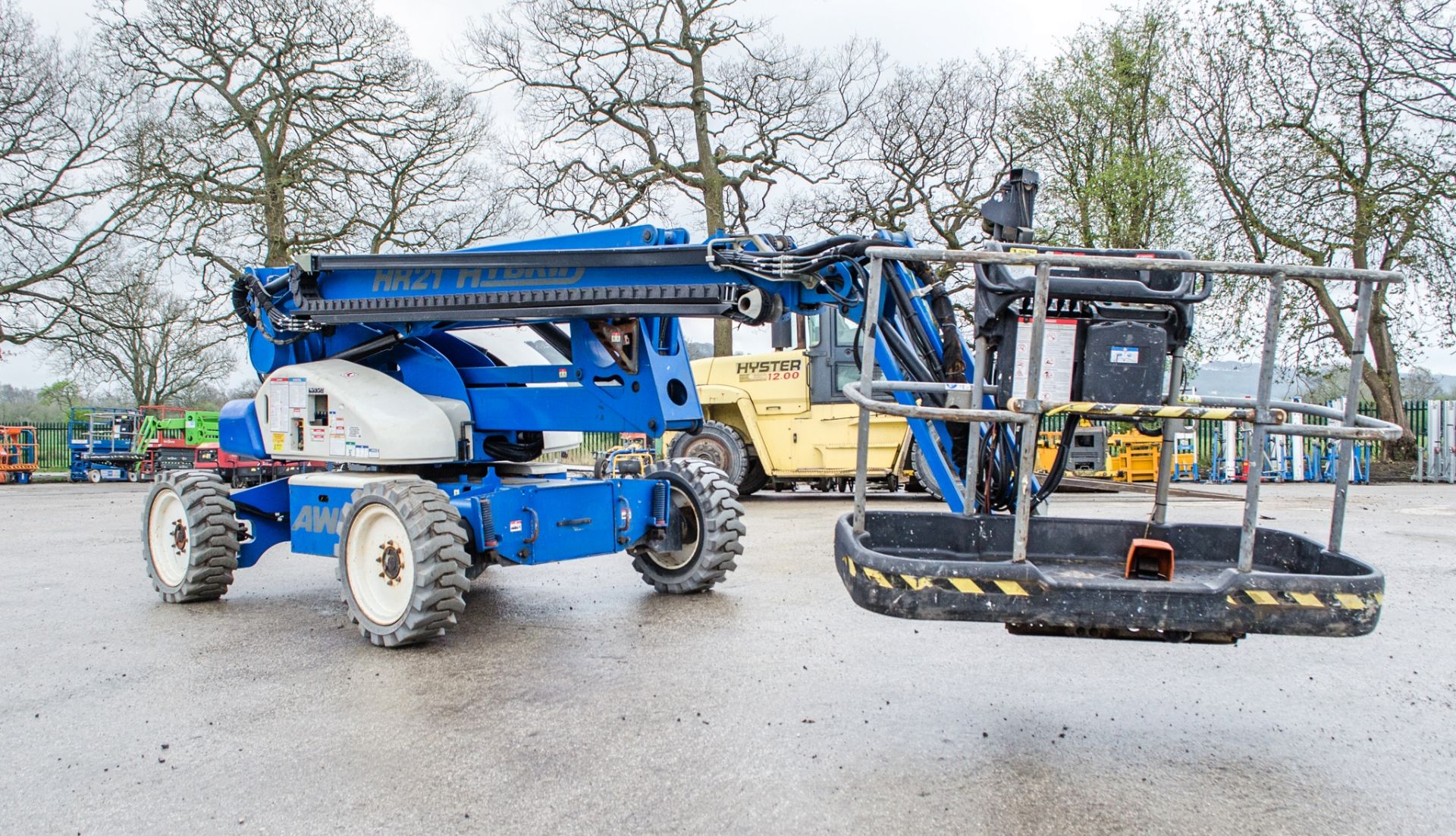Nifty HR21 Hybrid AWD battery electric/diesel articulated boom lift Year: 2012 S/N: 20881 Recorded - Image 4 of 16