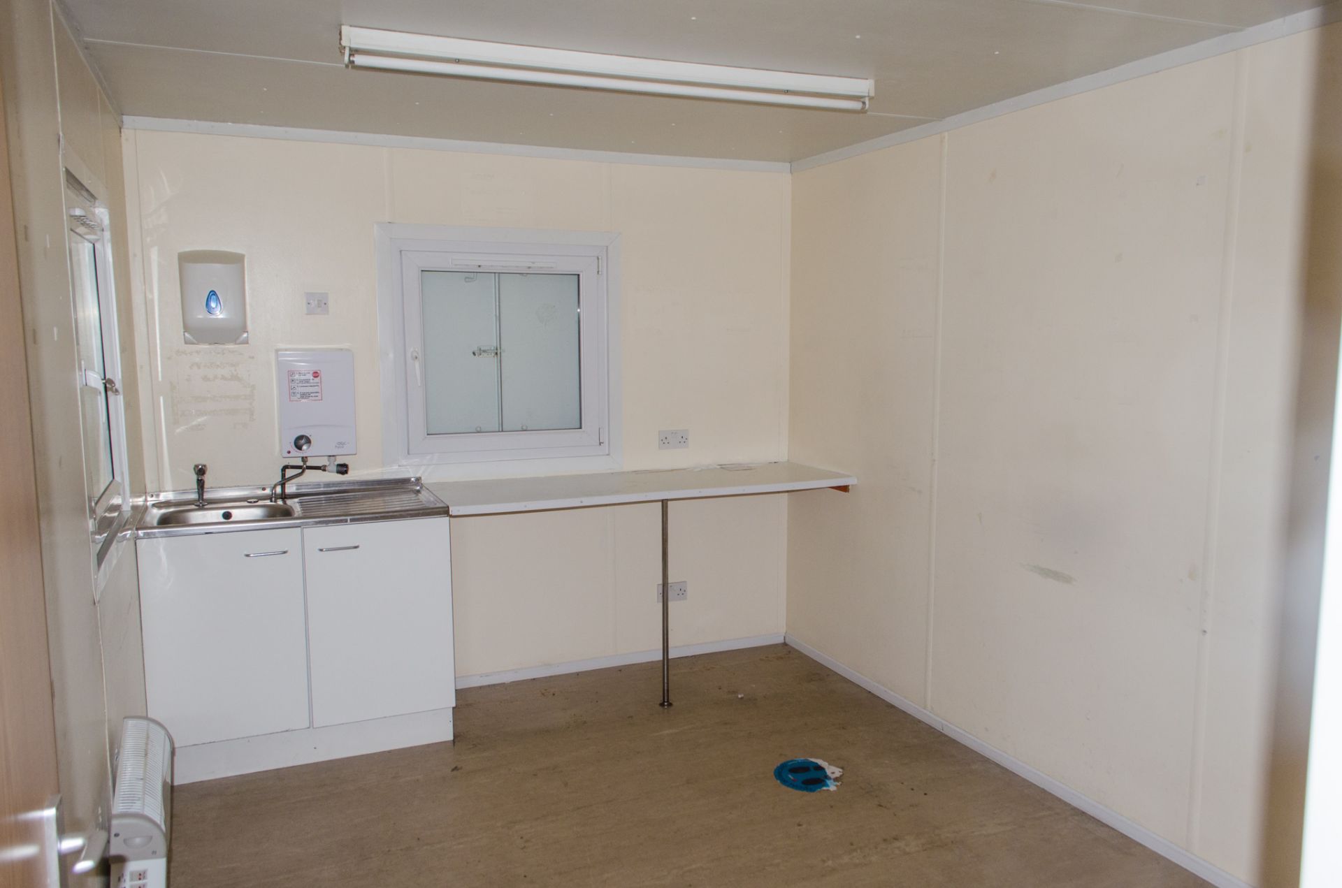 32 ft x 10 ft steel anti vandal site office unit Comprising of: Lobby, canteen area & office c/w - Image 6 of 7