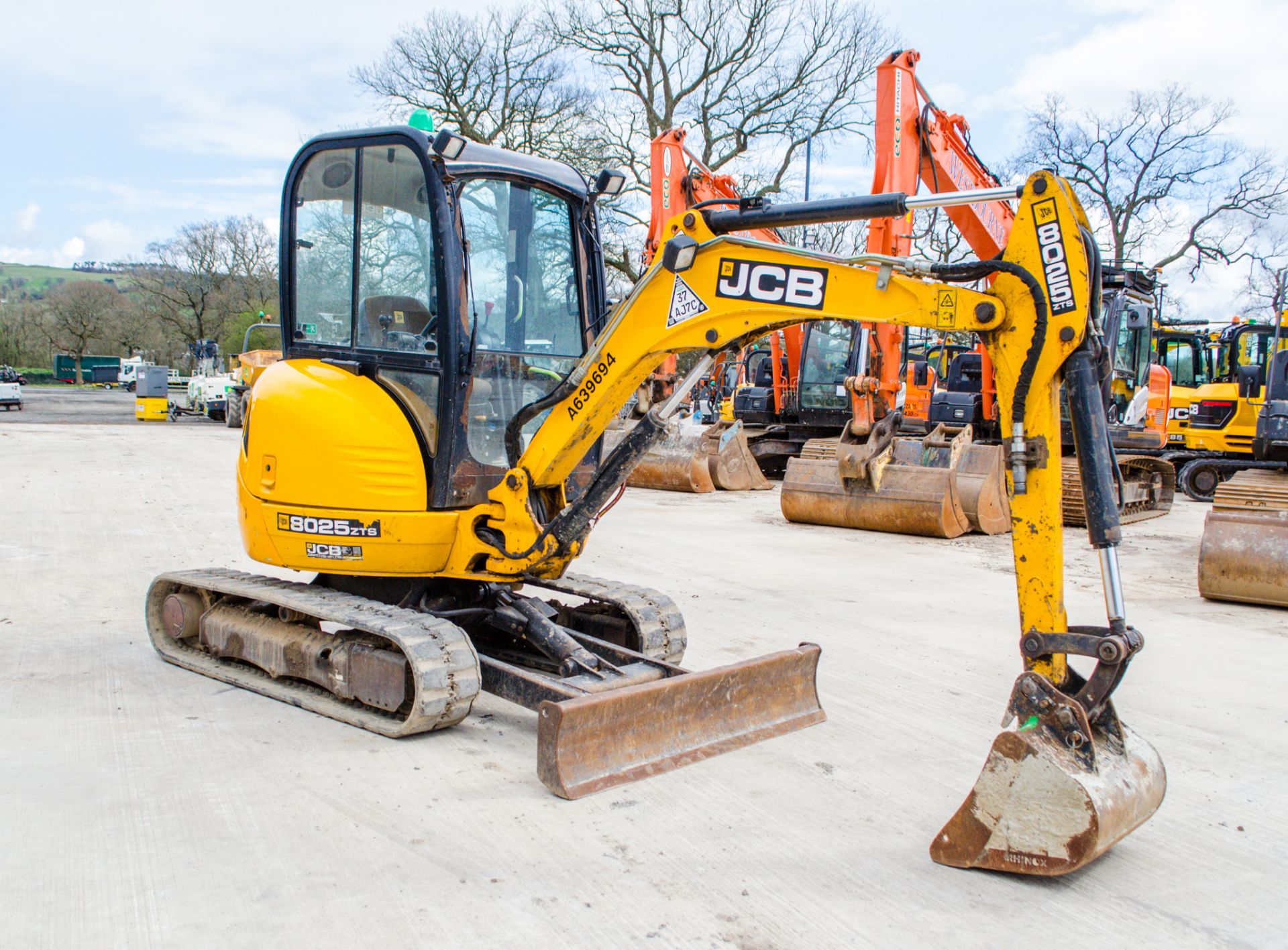 JCB 8025 ZTS 2.5 tonne rubber tracked excavator  Year: 2014 S/N: 226516 Recorded Hours: 3453 - Image 2 of 21