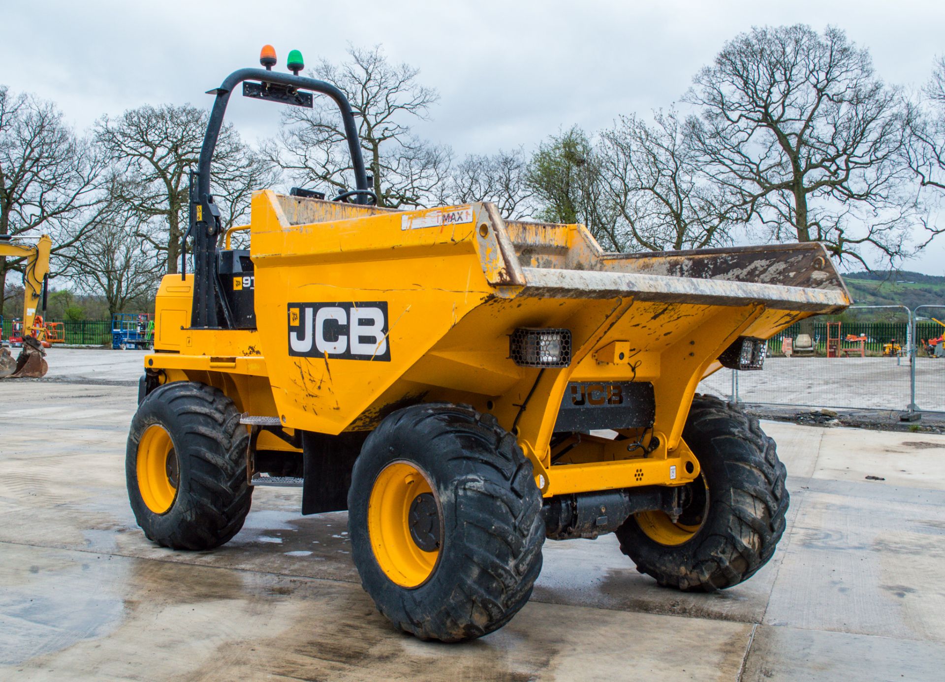 JCB 9T-1 9 tonne straight skip dumper  Year: 2018 S/N: J2561867 Recorded Hours: 1404 - Image 2 of 23