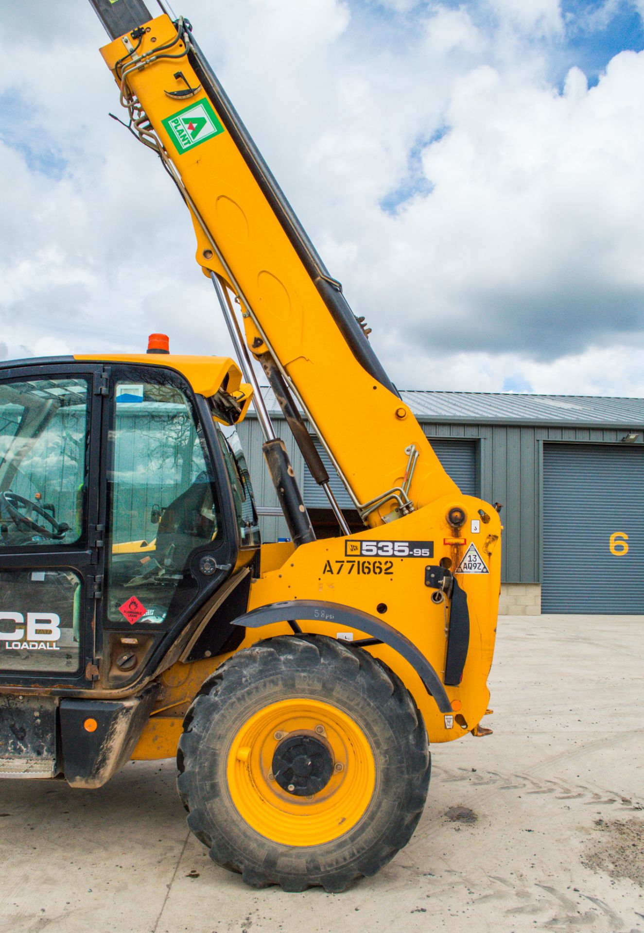 JCB 535-95 9.5 metre telescopic handler Year: 2017  S/N: 565323 Recorded Hours: 2960 c/w rear camera - Image 18 of 27