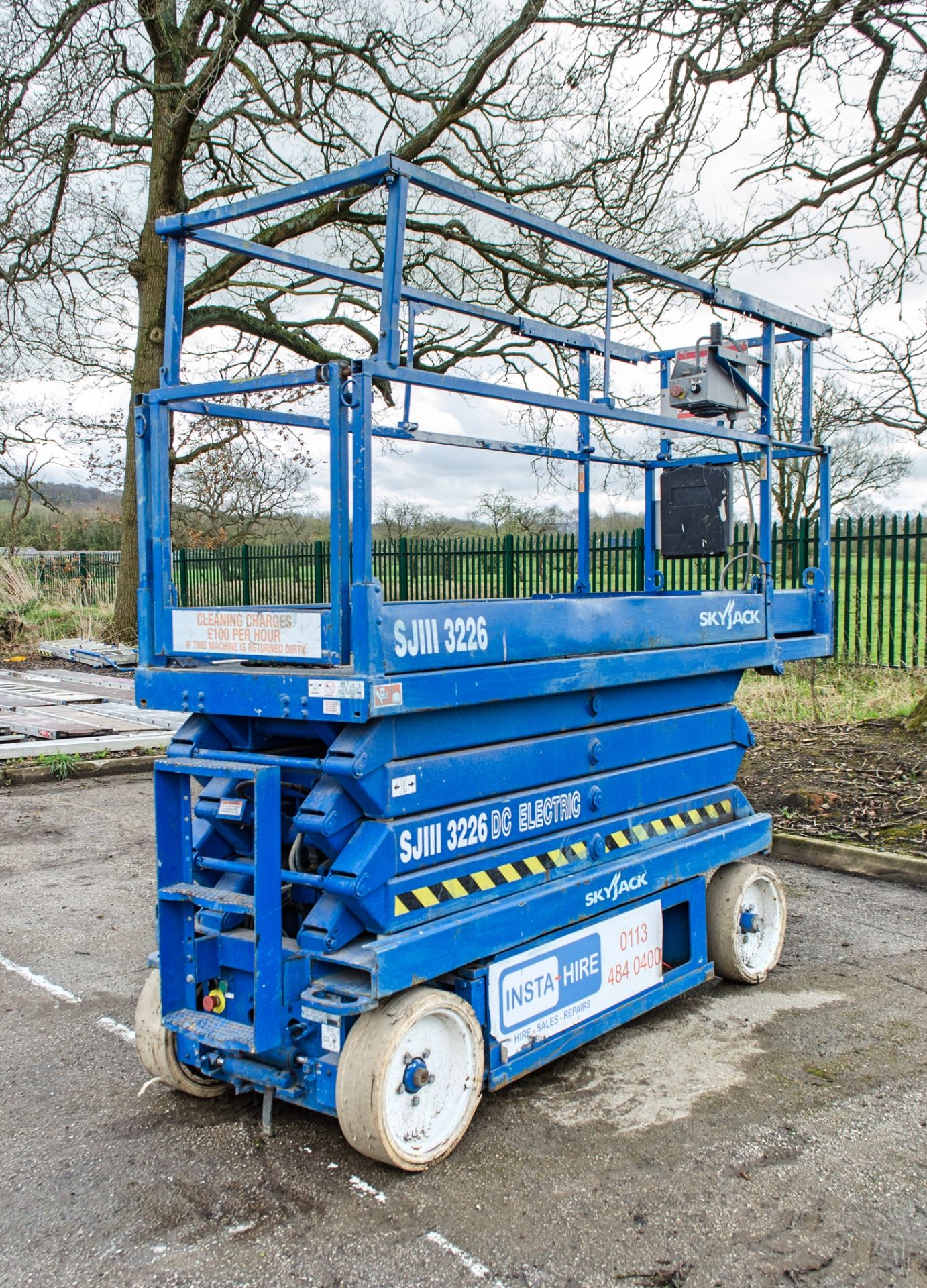 Skyjack SJIII 3226 battery electric scissor lift Year: 2008 S/N: 27003163