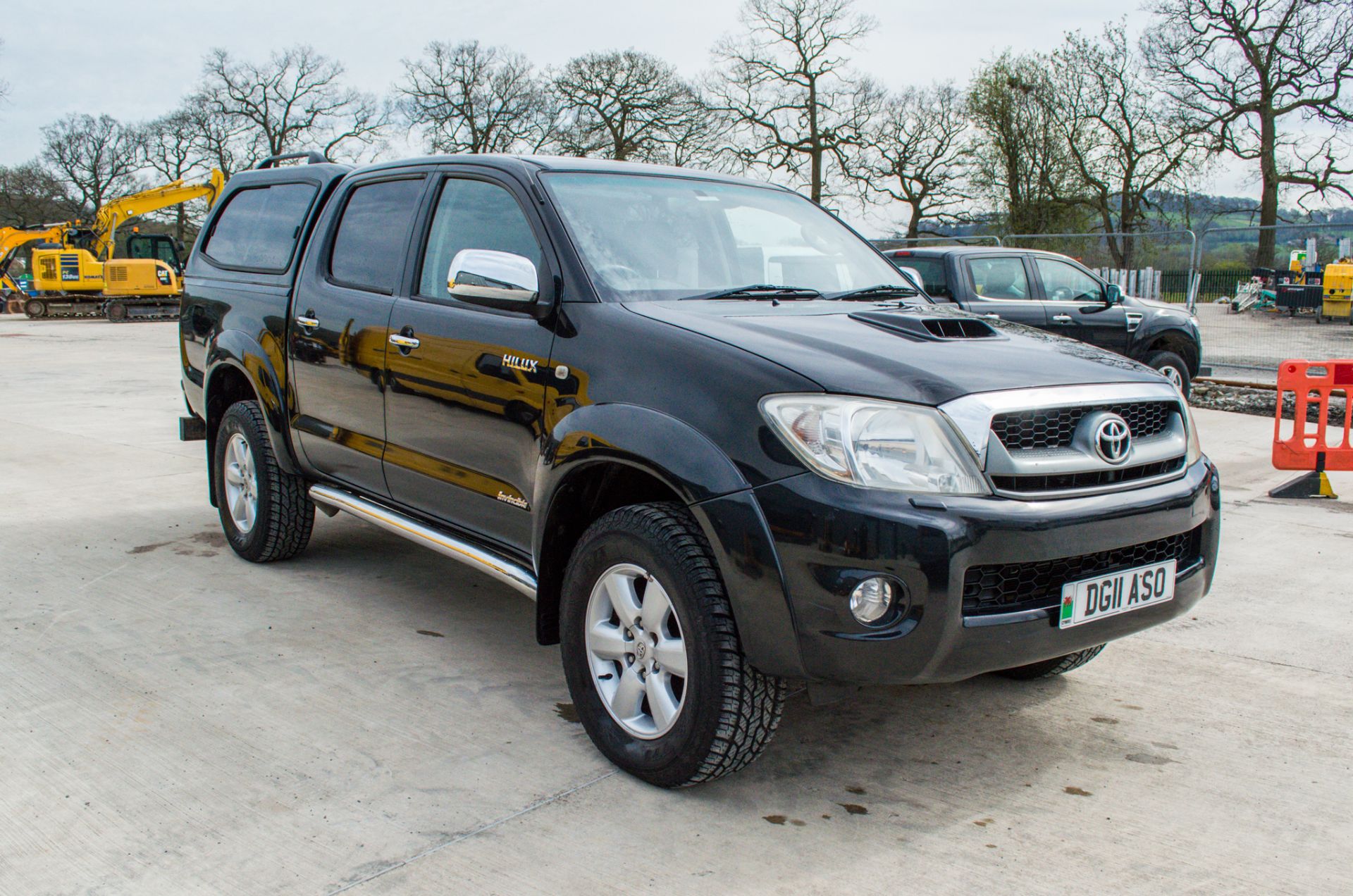 Toyota Hilux 3.0 D-4D 171 Invincible 4wd automatic double cab pick up (No VAT) - Image 2 of 30