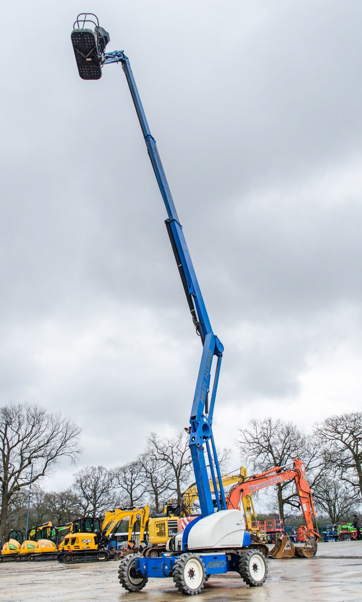 Nifty HR21 Hybrid AWD battery electric/diesel articulated boom lift Year: 2012 S/N: 20881 Recorded - Image 11 of 16