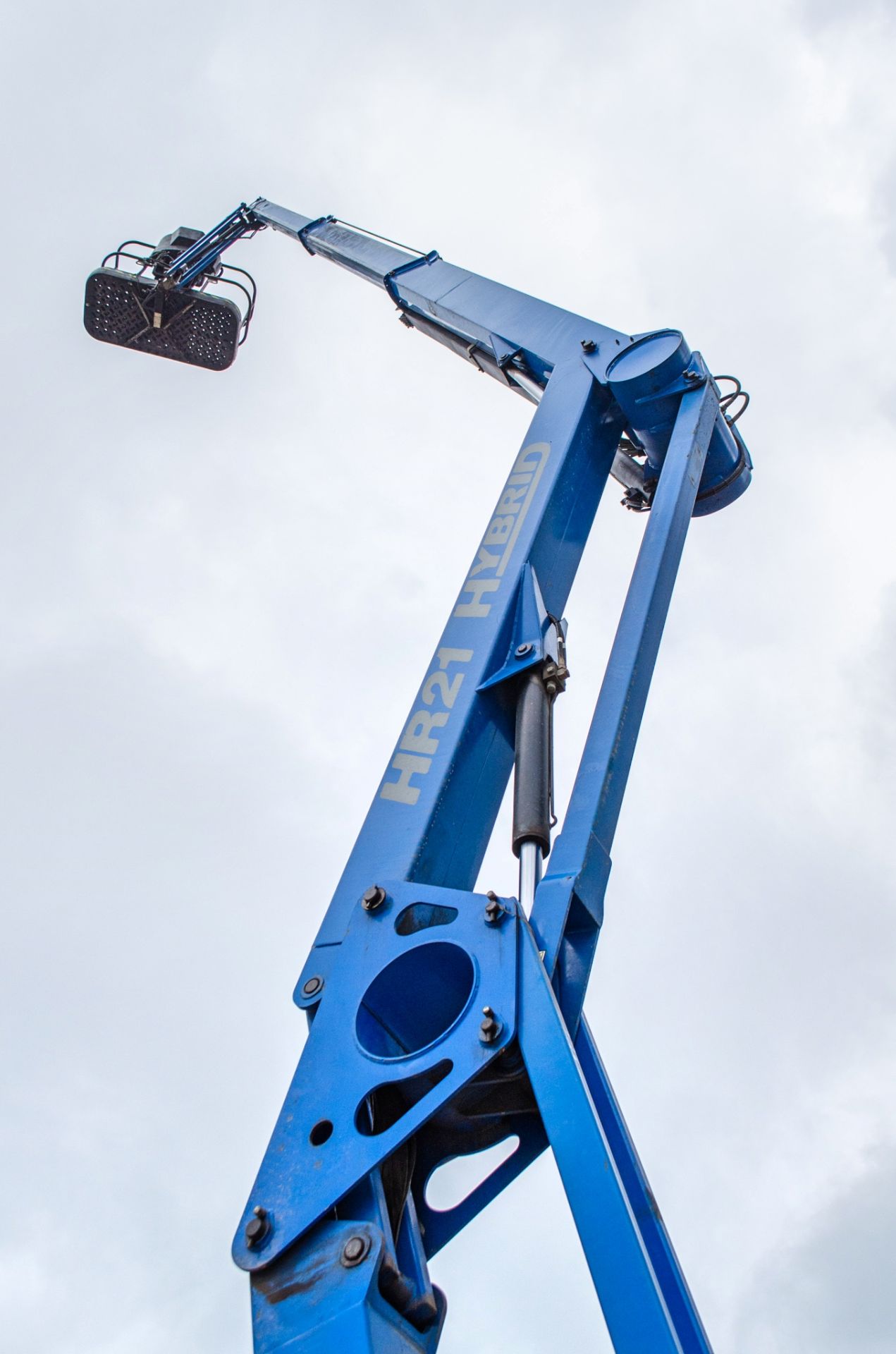 Nifty HR21 Hybrid AWD battery electric/diesel articulated boom lift Year: 2012 S/N: 20881 Recorded - Image 12 of 16