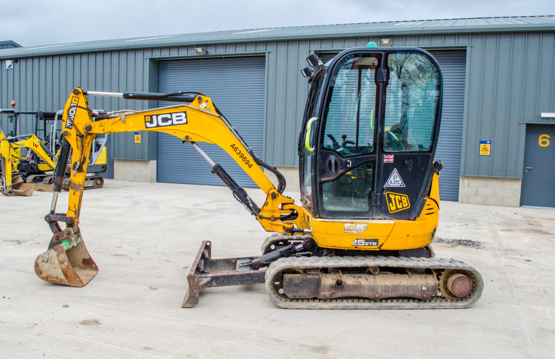 JCB 8025 ZTS 2.5 tonne rubber tracked excavator  Year: 2014 S/N: 226516 Recorded Hours: 3453 - Image 7 of 21