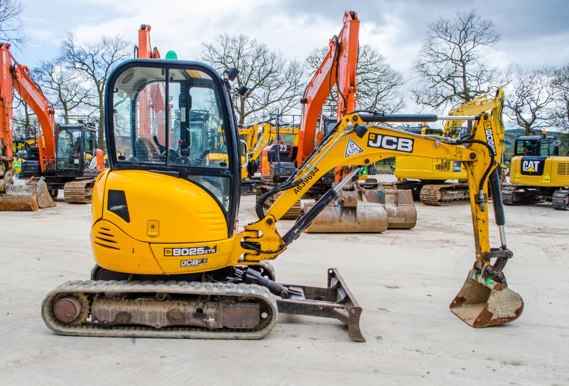 JCB 8025 ZTS 2.5 tonne rubber tracked excavator  Year: 2014 S/N: 226516 Recorded Hours: 3453 - Image 8 of 21