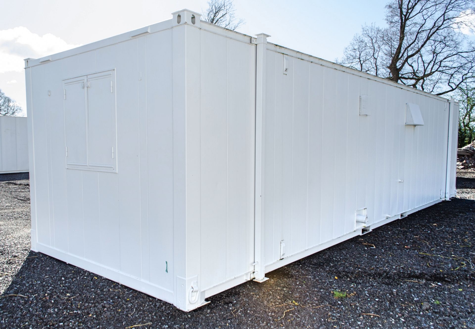 32 ft x 10 ft steel jack leg anti vandal site sleeper unit Comprising of: 2 - bedrooms, kitchen, - Image 4 of 9