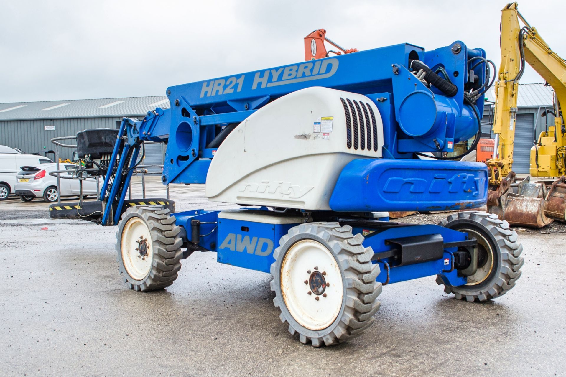 Nifty HR21 Hybrid AWD battery electric/diesel articulated boom lift Year: 2012 S/N: 20881 Recorded - Image 2 of 16