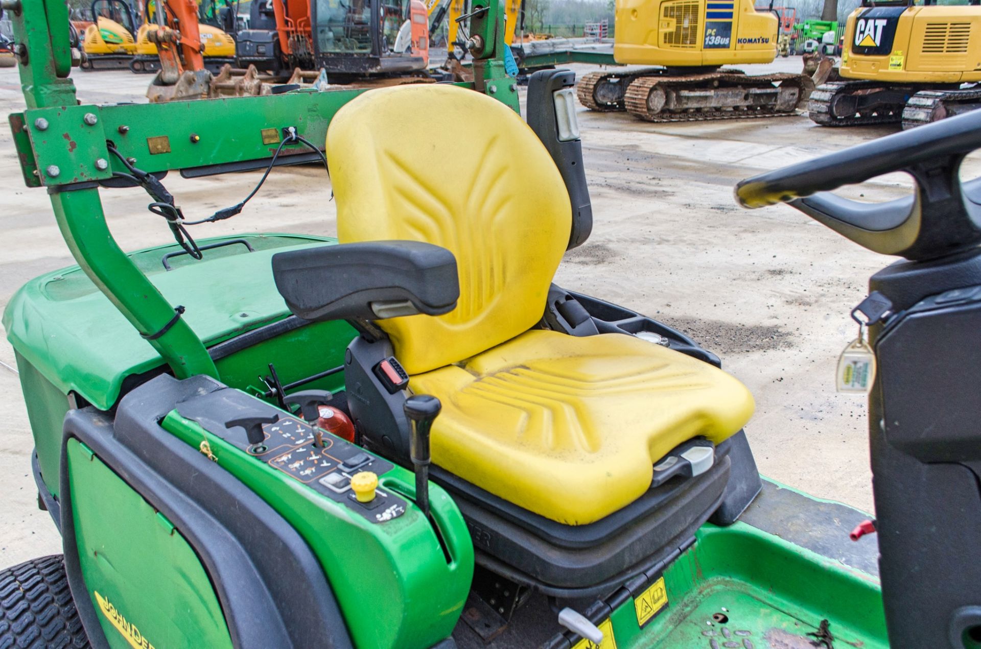 John Deere 1565 Series 2 4WD diesel ride on lawn mower S/N: 125316 Recorded Hours: 2004 - Image 10 of 16