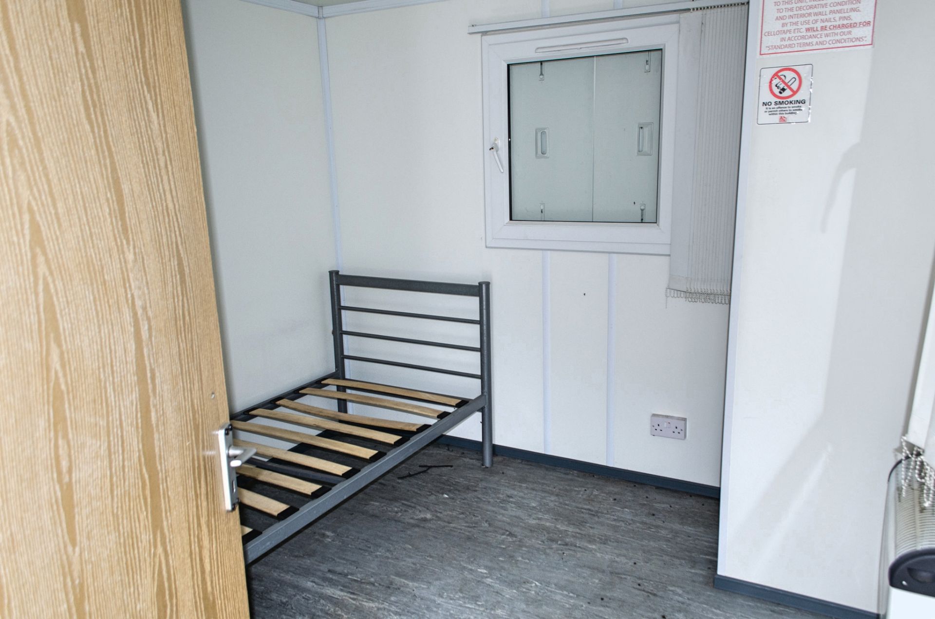 32 ft x 10 ft steel jack leg anti vandal site sleeper unit Comprising of: 2 - bedrooms, kitchen, - Image 6 of 9