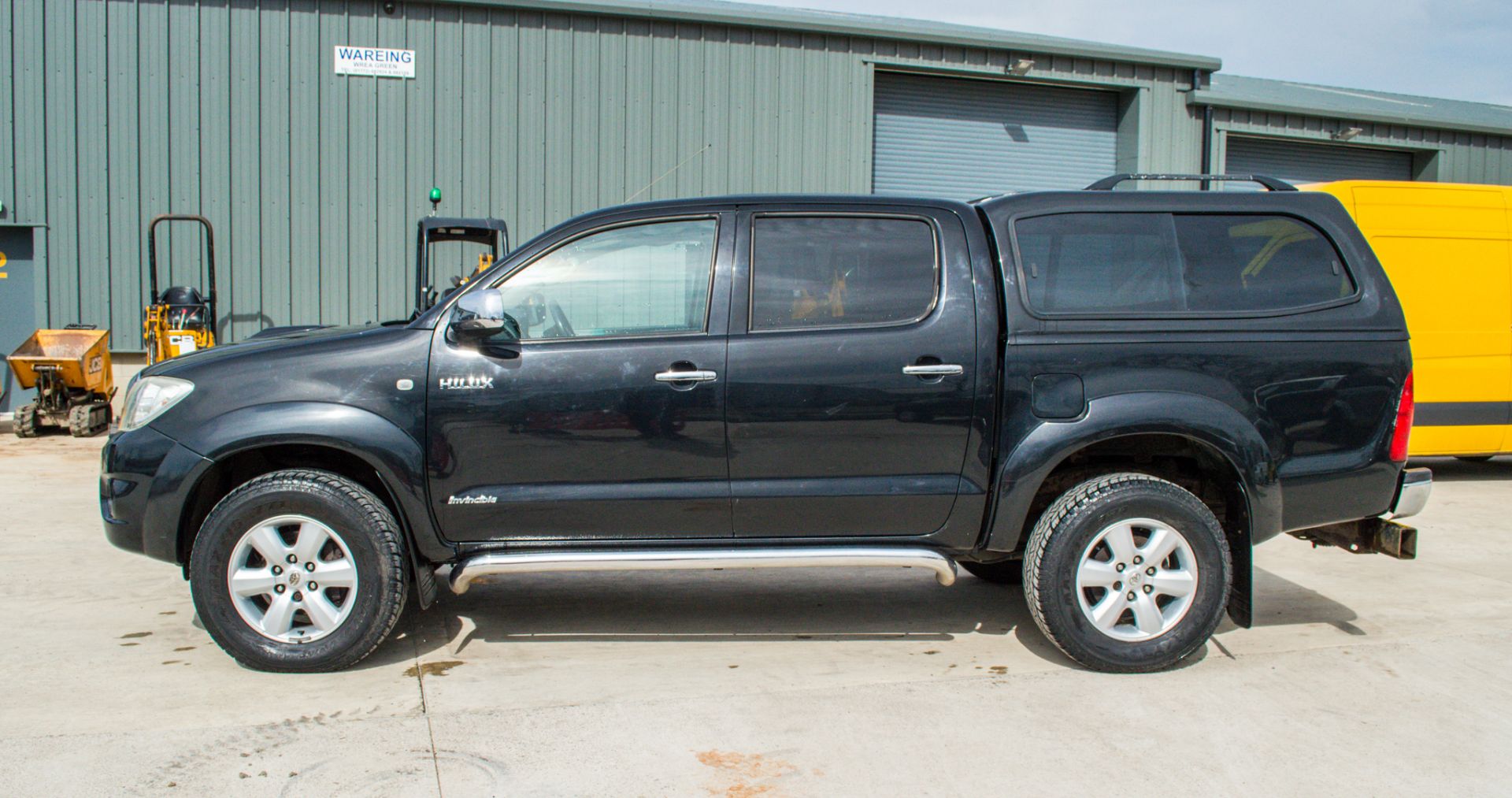 Toyota Hilux 3.0 D-4D 171 Invincible 4wd automatic double cab pick up (No VAT) - Image 7 of 30