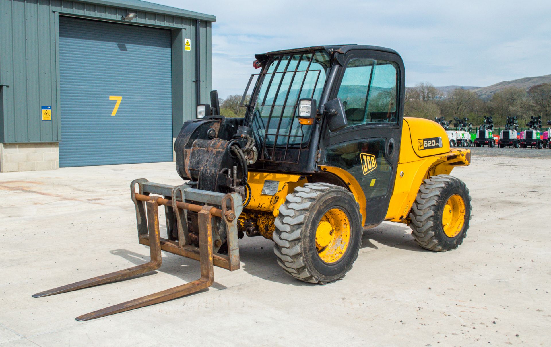 JCB 520-40 4 metre telescopic handler  Year: 2006  S/N: 1013517 Recorded Hours: Clock broken **