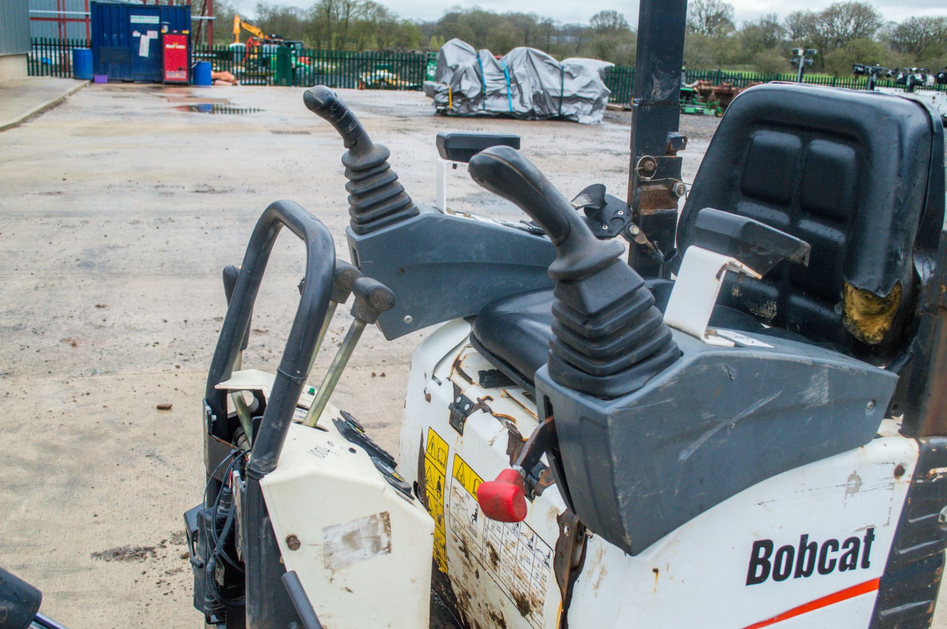 Bobcat E10 1 tonne rubber tracked micro excavator Year: 2016 S/N: A33P14942 Recorded Hours: 1084 - Image 18 of 19