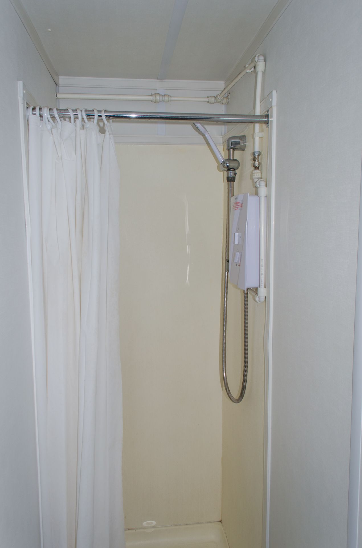 32 ft x 10 ft steel jack leg shower site unit Comprising of 8 - showers & changing area BBA1684 - Image 13 of 14
