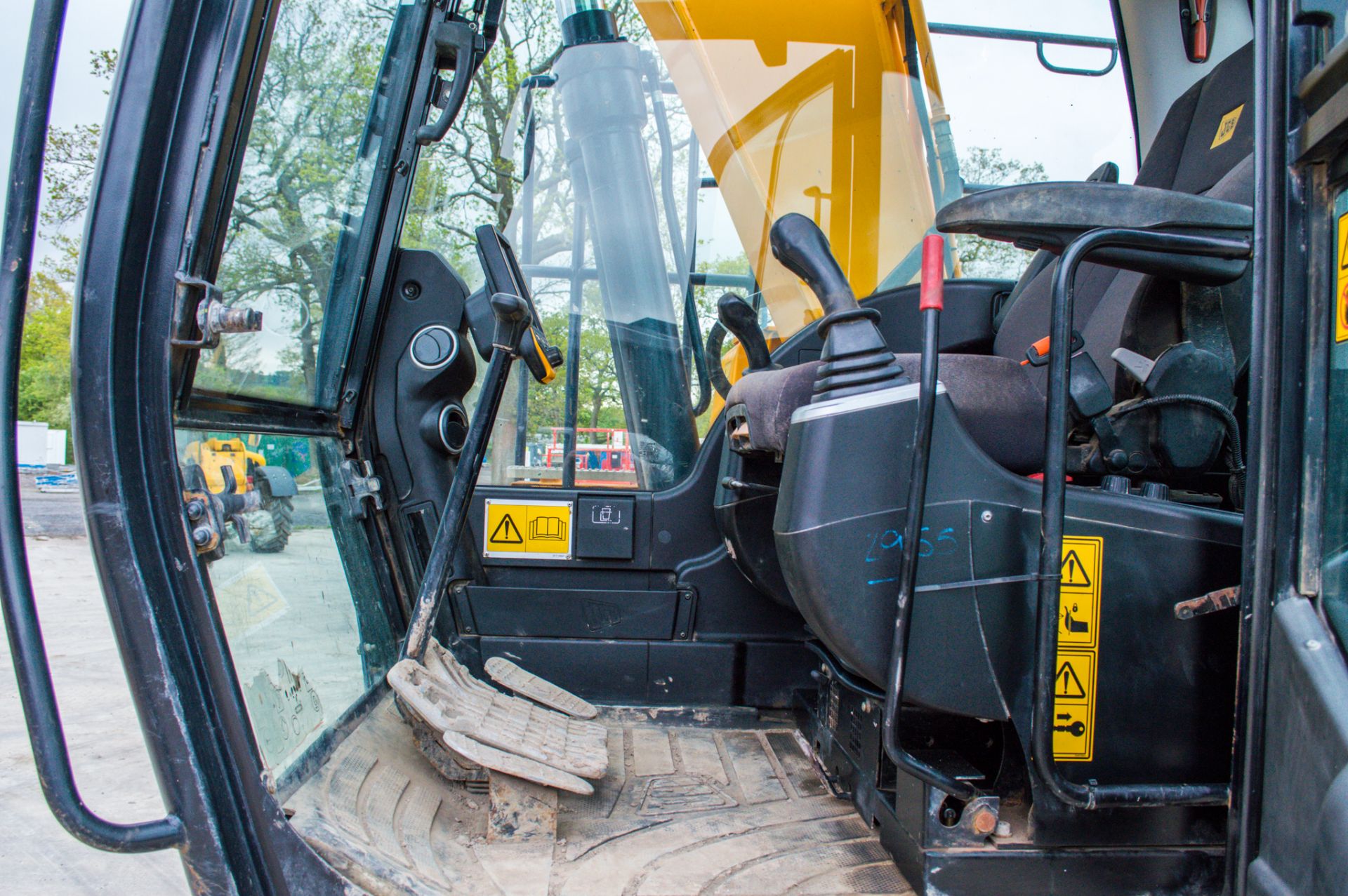 JCB JS130 LC+ 13 tonne steel tracked excavator Year: 2016 S/N: 424040 Recorded Hours: 5228 Air - Image 21 of 24