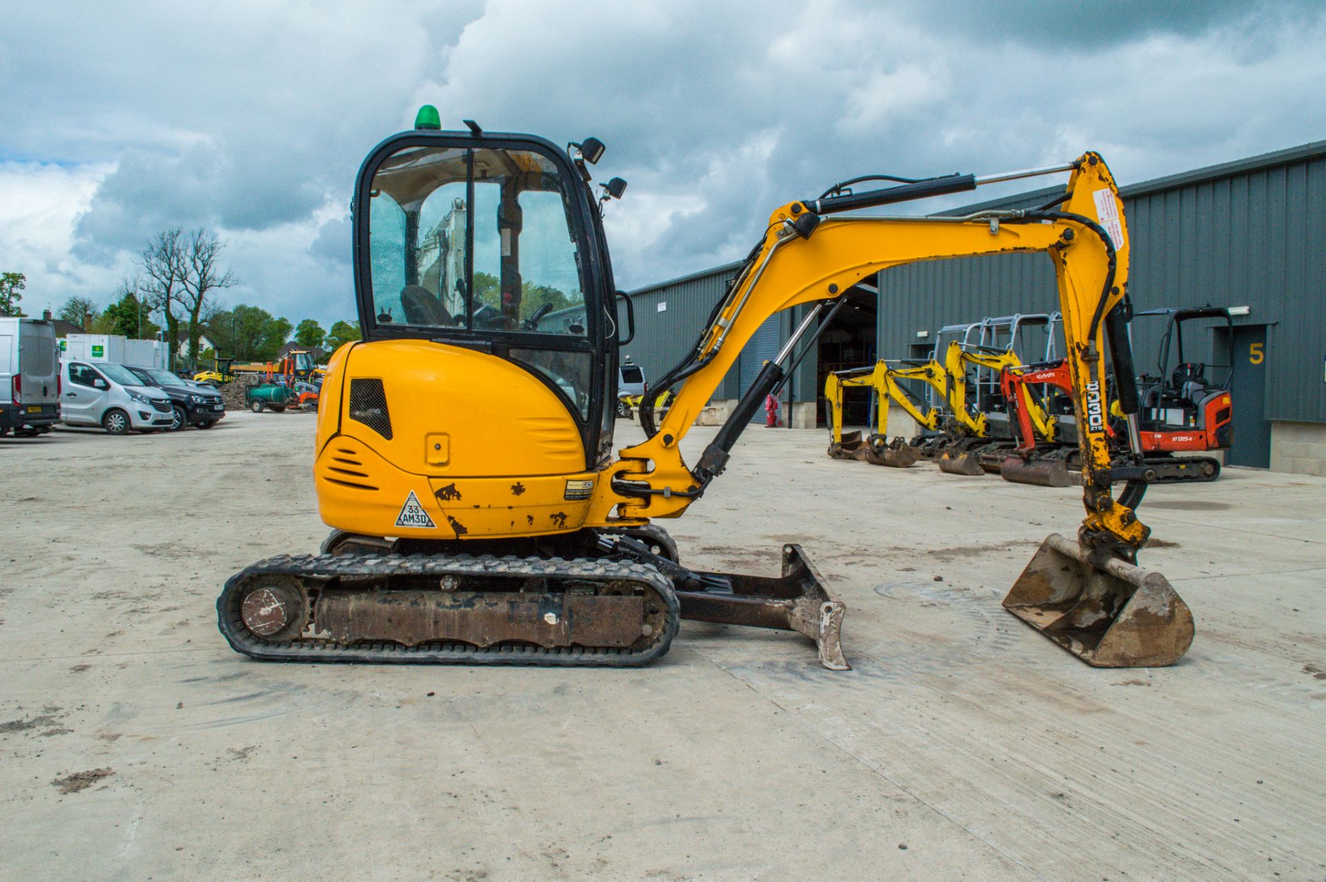 JCB 8030 ZTS 3 tonne rubber tracked mini excavator Year: 2015 S/N: 2432305 Recorded hours: 2702 - Image 7 of 21