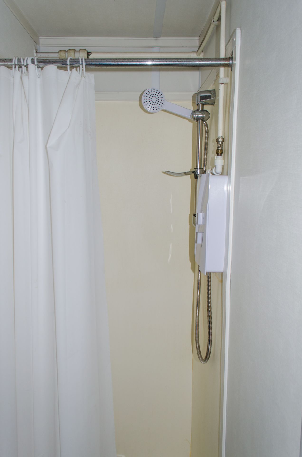 32 ft x 10 ft steel jack leg shower site unit Comprising of 8 - showers & changing area BBA1684 - Image 7 of 14
