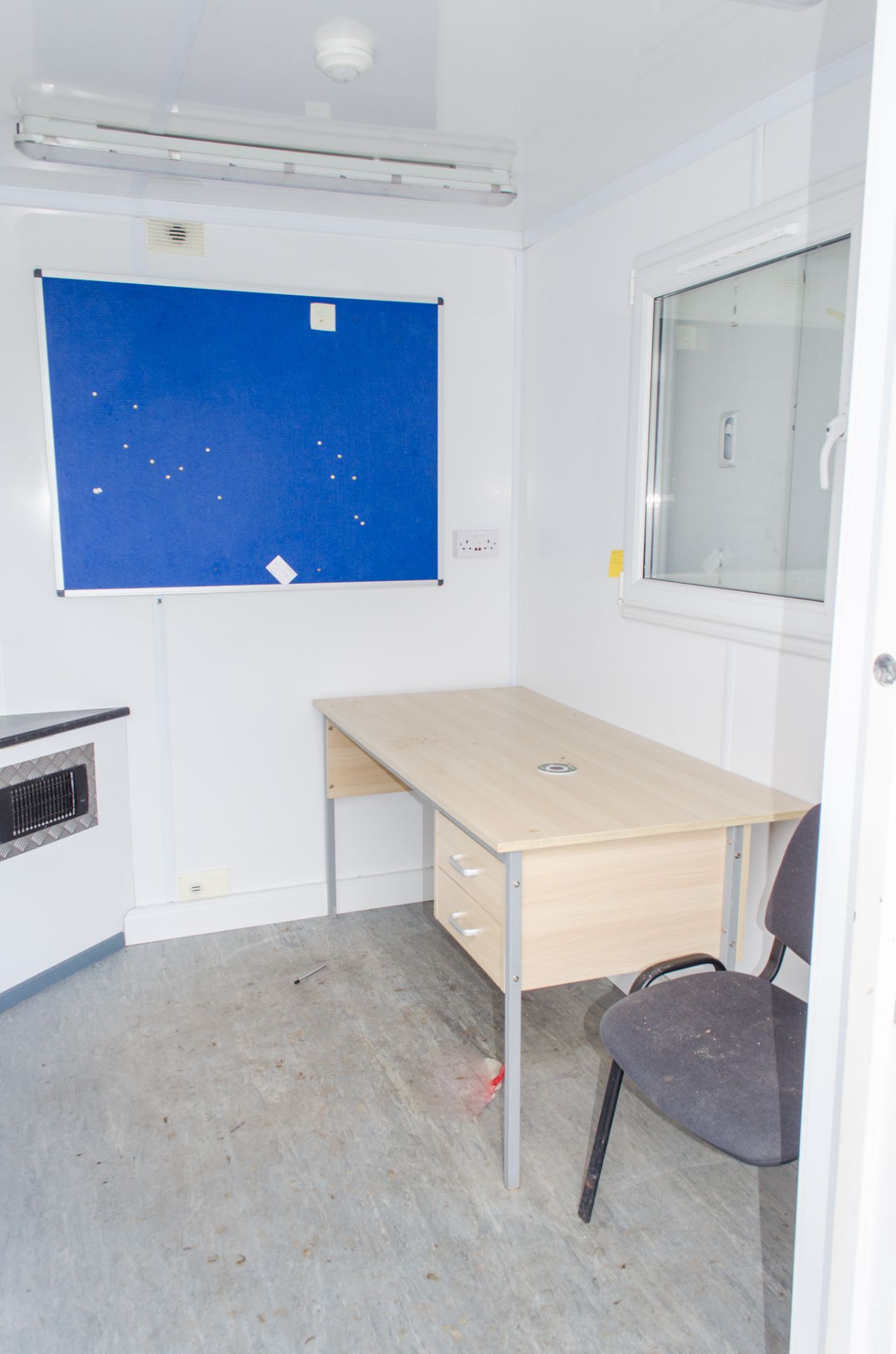 24 ft x 9 ft steel anti vandal welfare site unit Comprising of: Canteen, drying room, office, toilet - Image 8 of 11