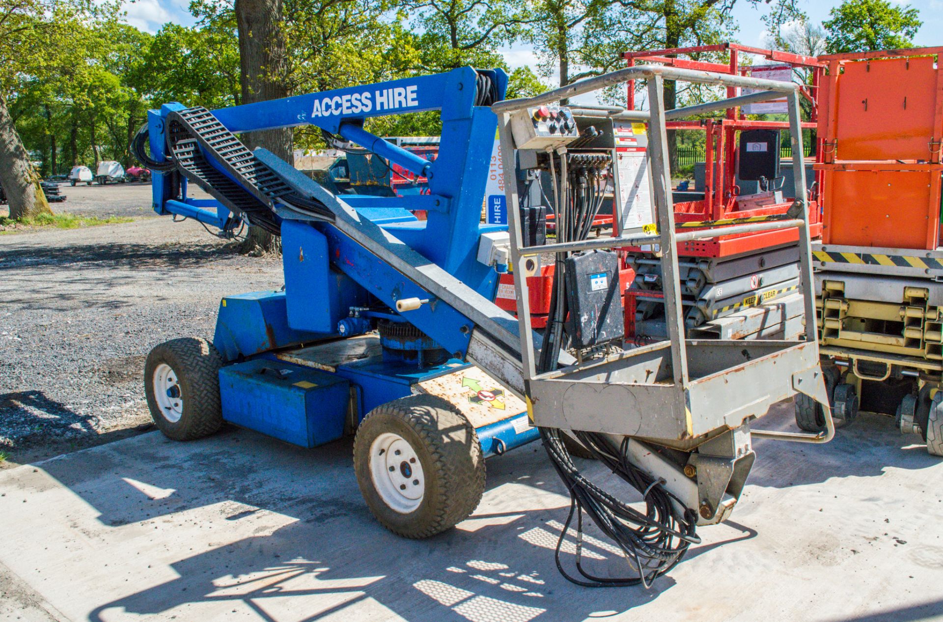 Nifty HR12 Hybrid battery electric/diesel driven articulated boom lift access platform S/N: