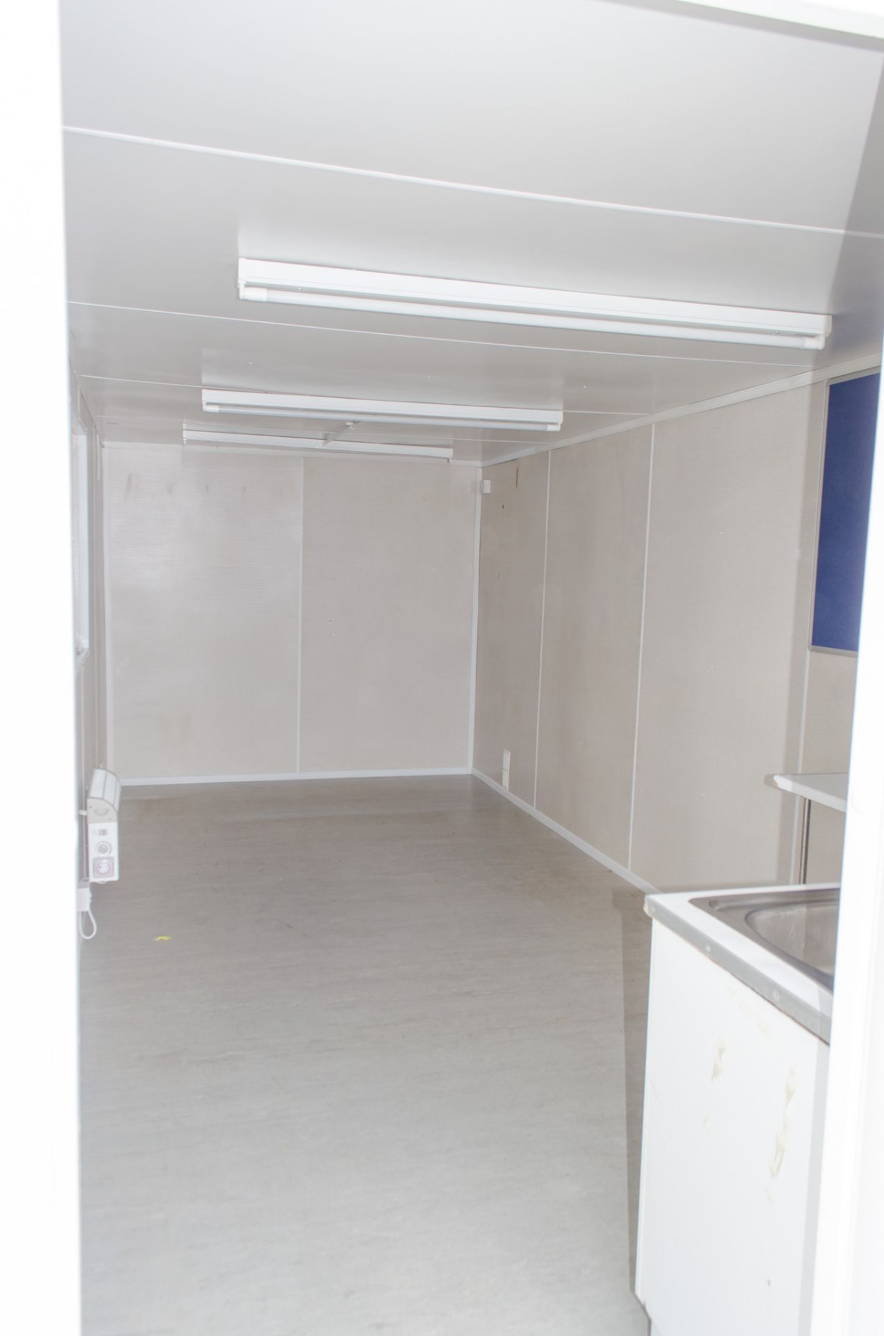 21 ft x 9 ft steel anti vandal site office unit c/w keys MS316204 - Image 4 of 5