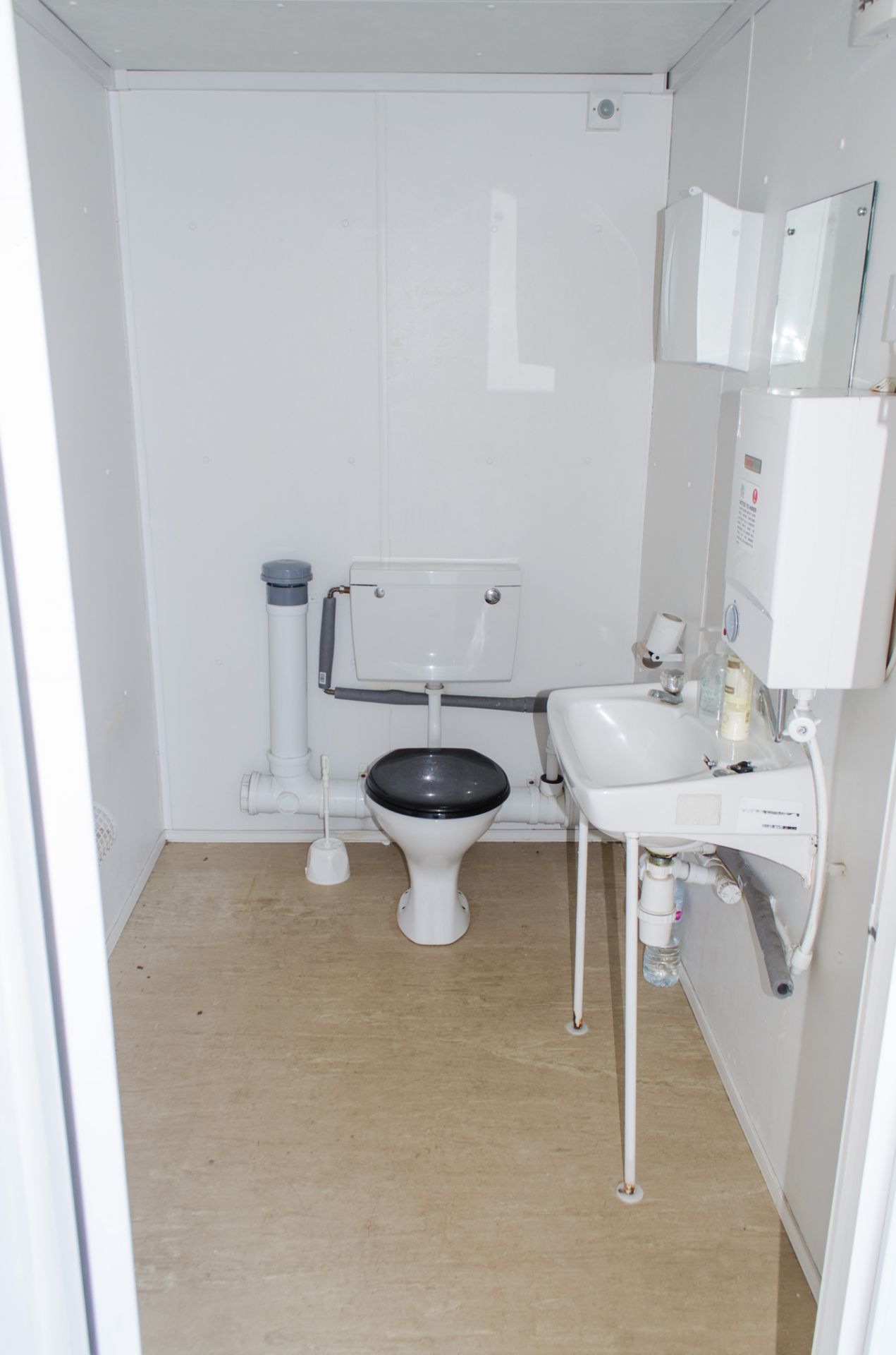 32 ft x 10 ft steel anti vandal site toilet/office unit Comprising of: lobby, office, gents - Image 12 of 12