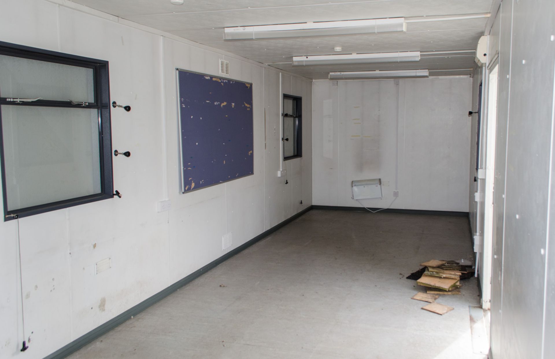 32 ft x 10 ft steel jack leg anti vandal site office unit c/w keys A536149 - Image 6 of 6